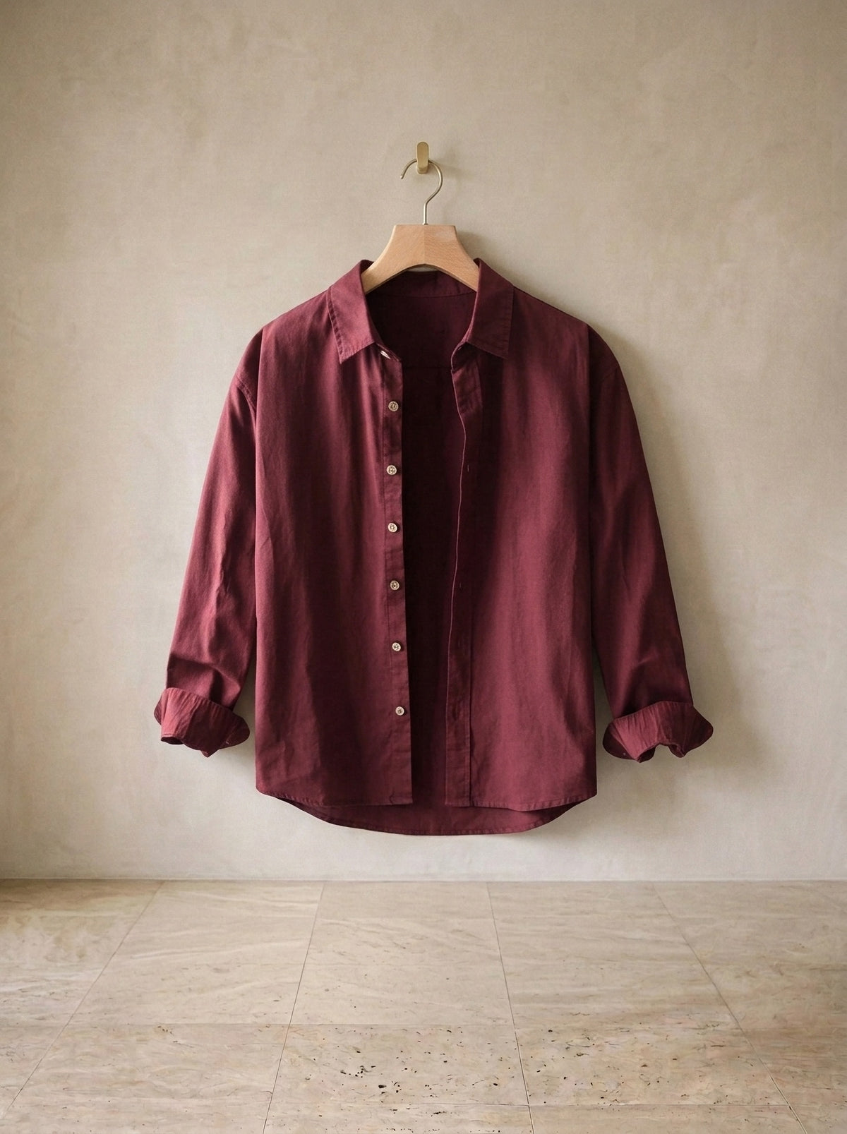 Vinho | Camisa social Ménerbes vinho – peça sozinha, no cabide de madeira