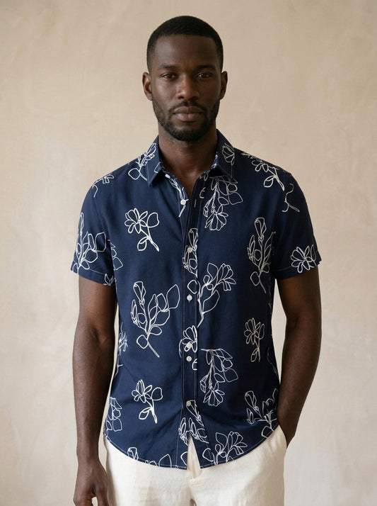 Camisa floral de traço Menorca – vista de frente, recorte próximo