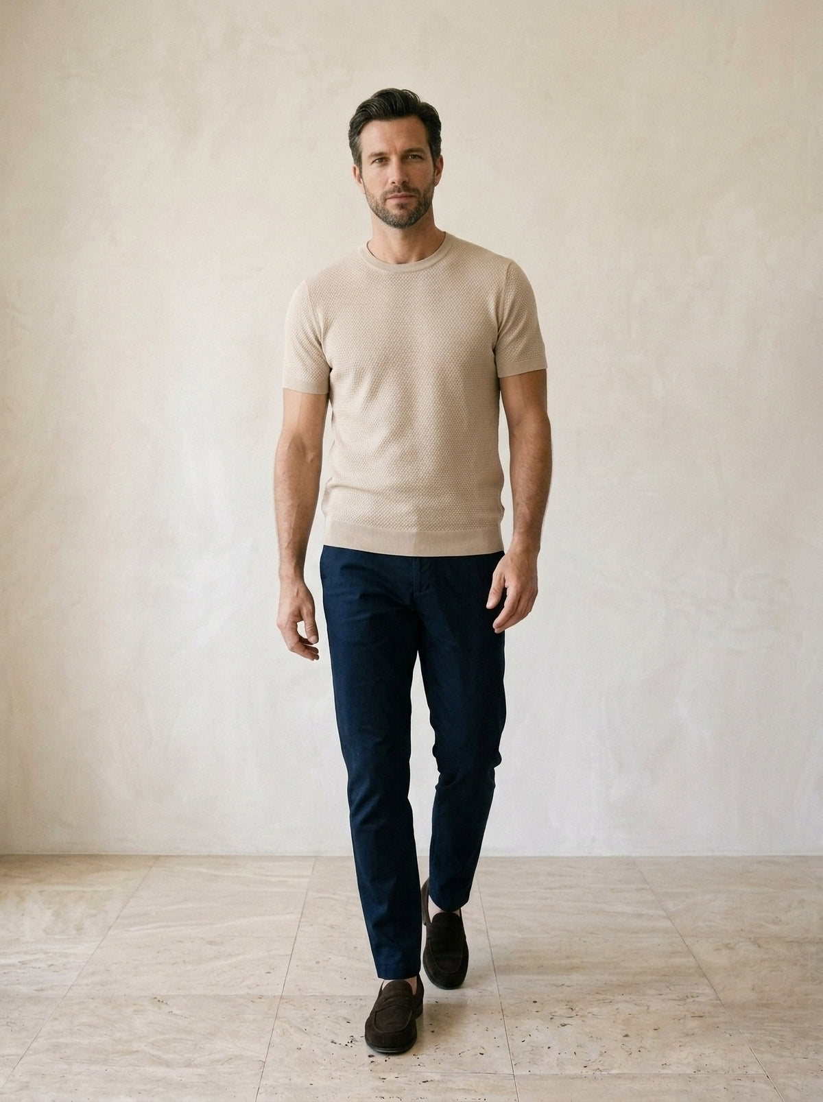Caqui | Camiseta de tricô Menton caqui – corpo inteiro, modelo caminhando