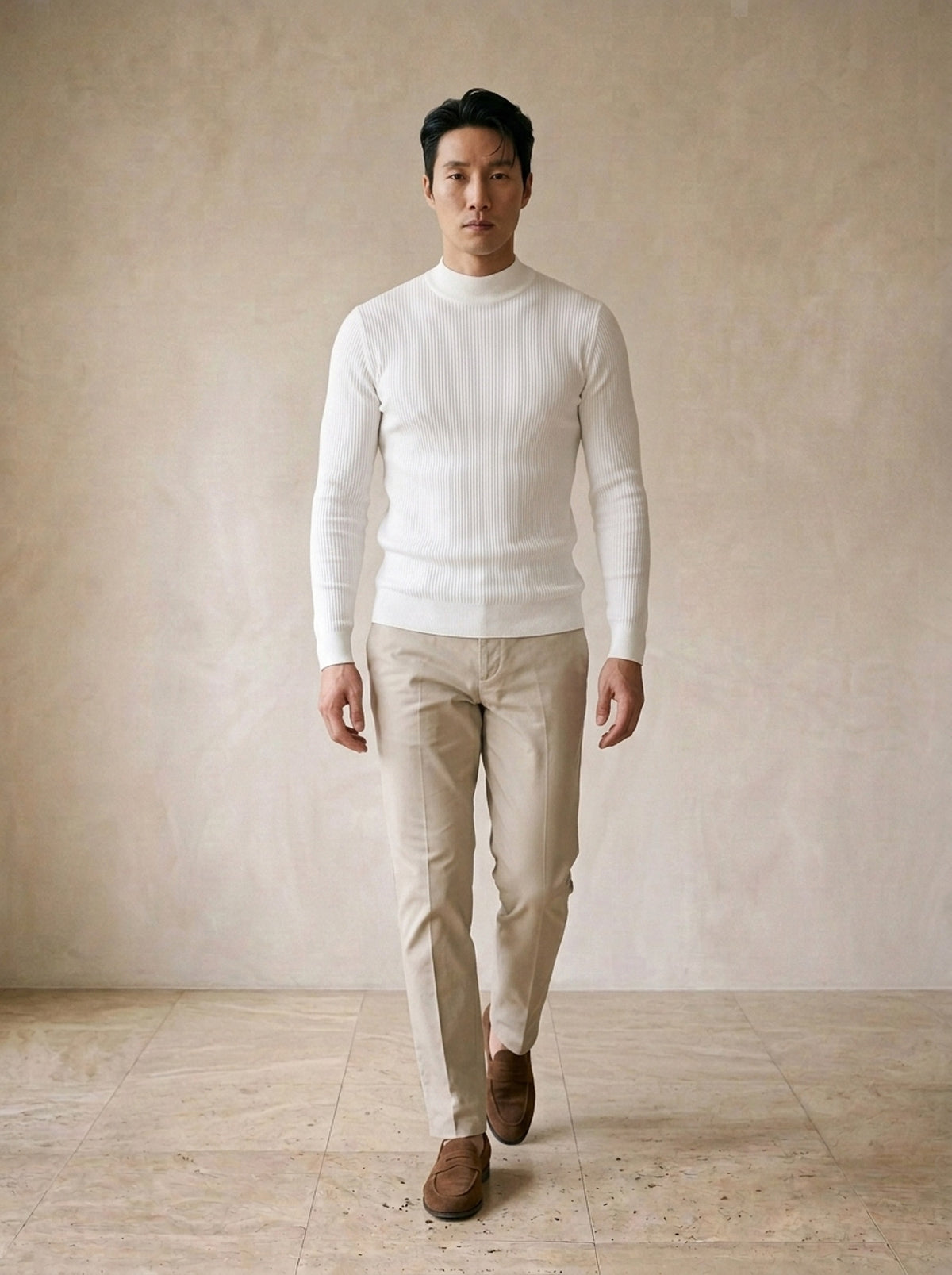 Branco | Suéter meia gola canelado Méribel branco – corpo inteiro, modelo caminhando