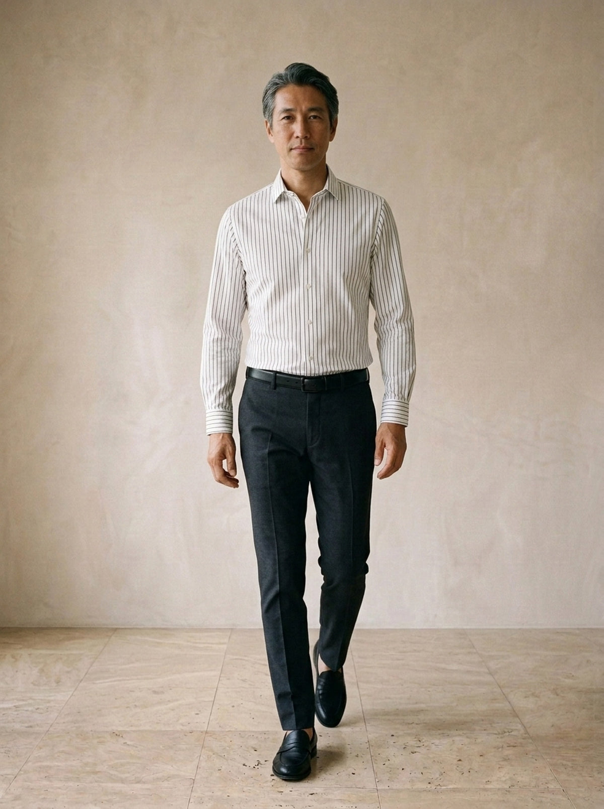 Branco | Camisa social slim Metz branco – corpo inteiro, modelo caminhando