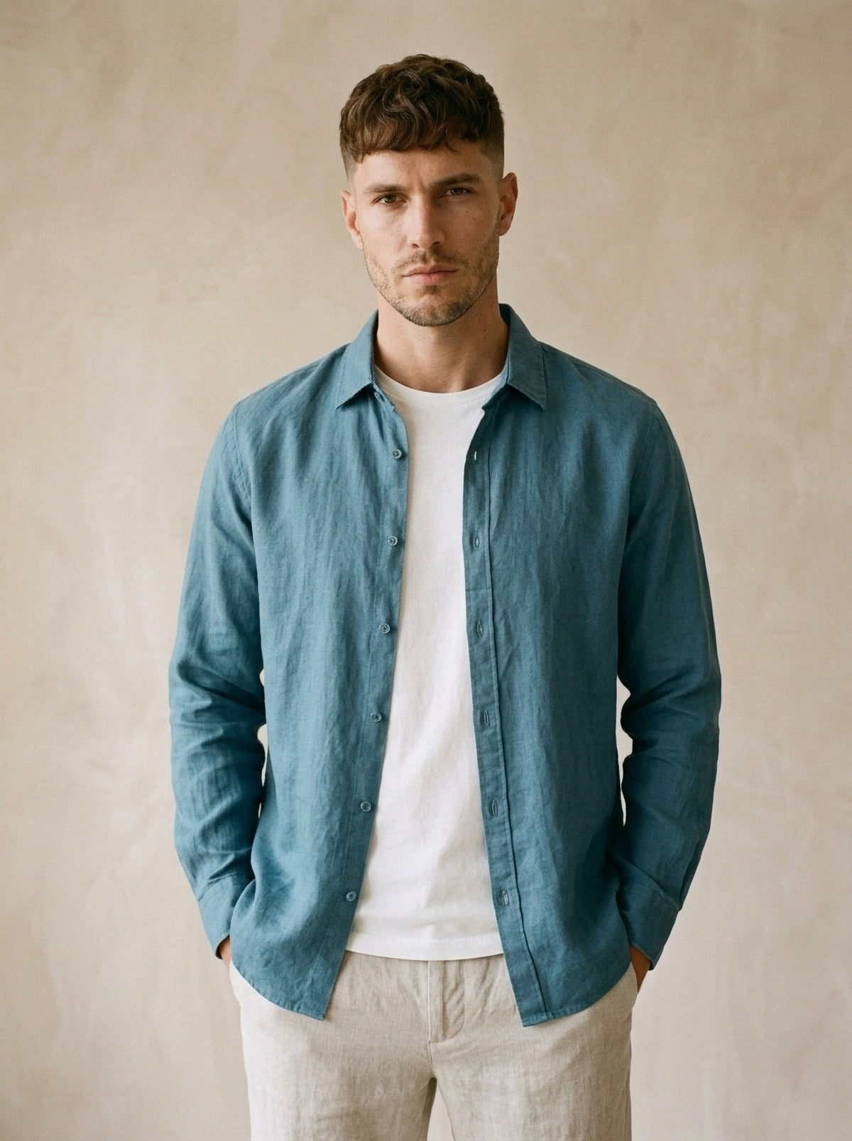 Azul | Camisa de linho Mijas azul – vista de frente, recorte próximo
