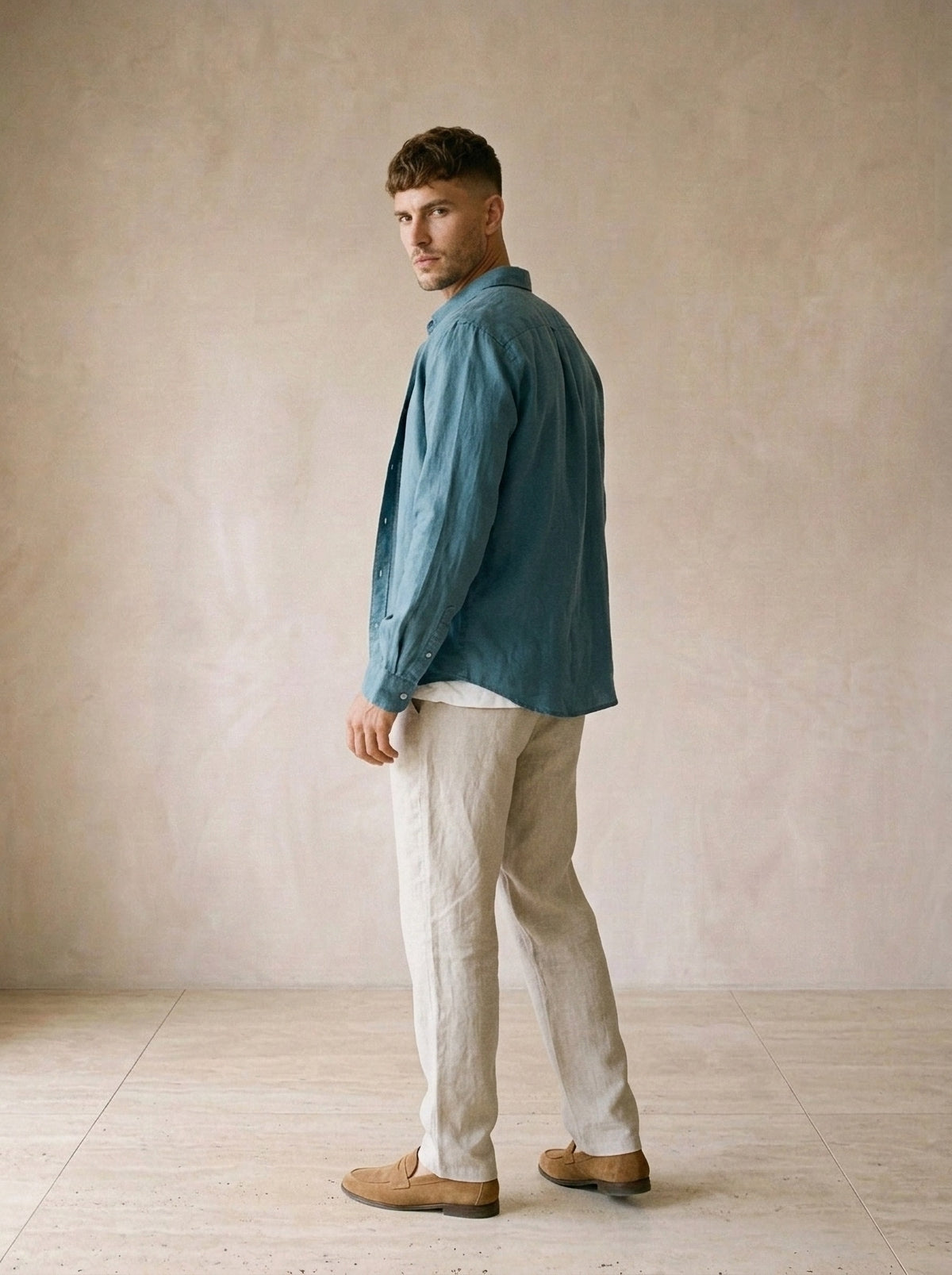 Azul | Camisa de linho Mijas azul – costas, olhando por cima do ombro