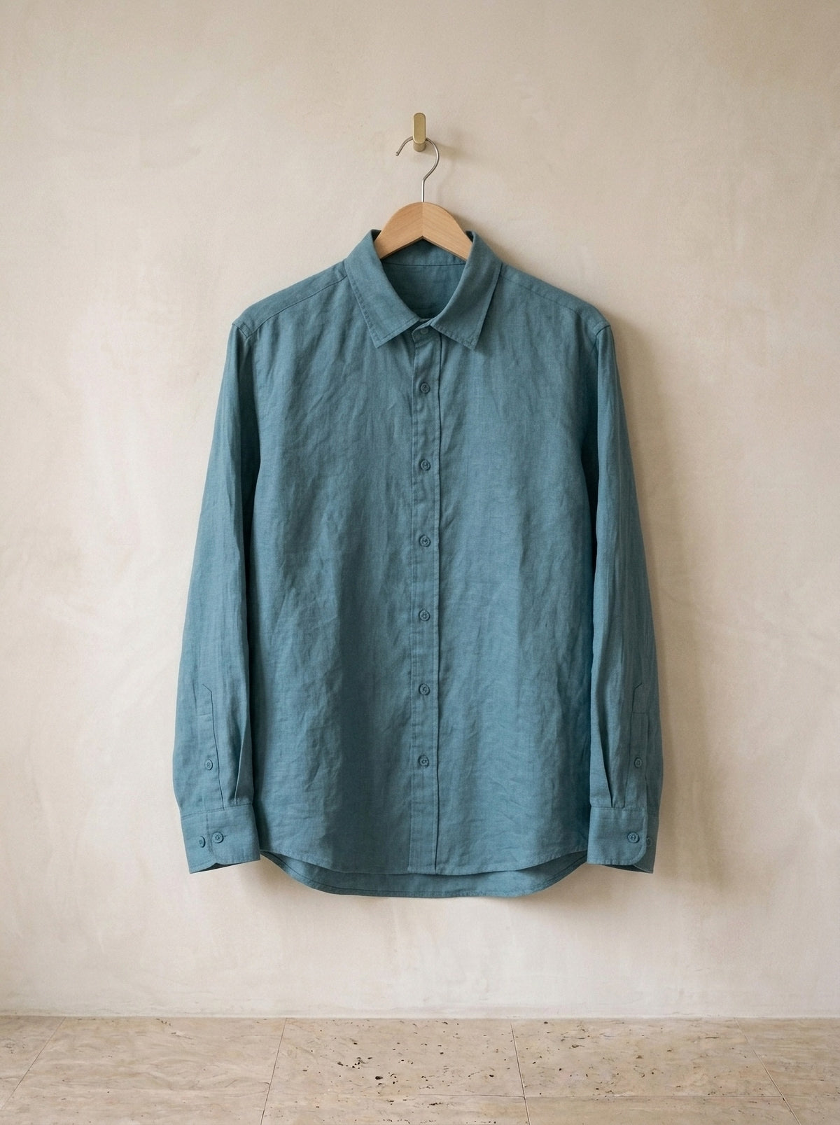 Azul | Camisa de linho Mijas azul – peça sozinha, no cabide de madeira