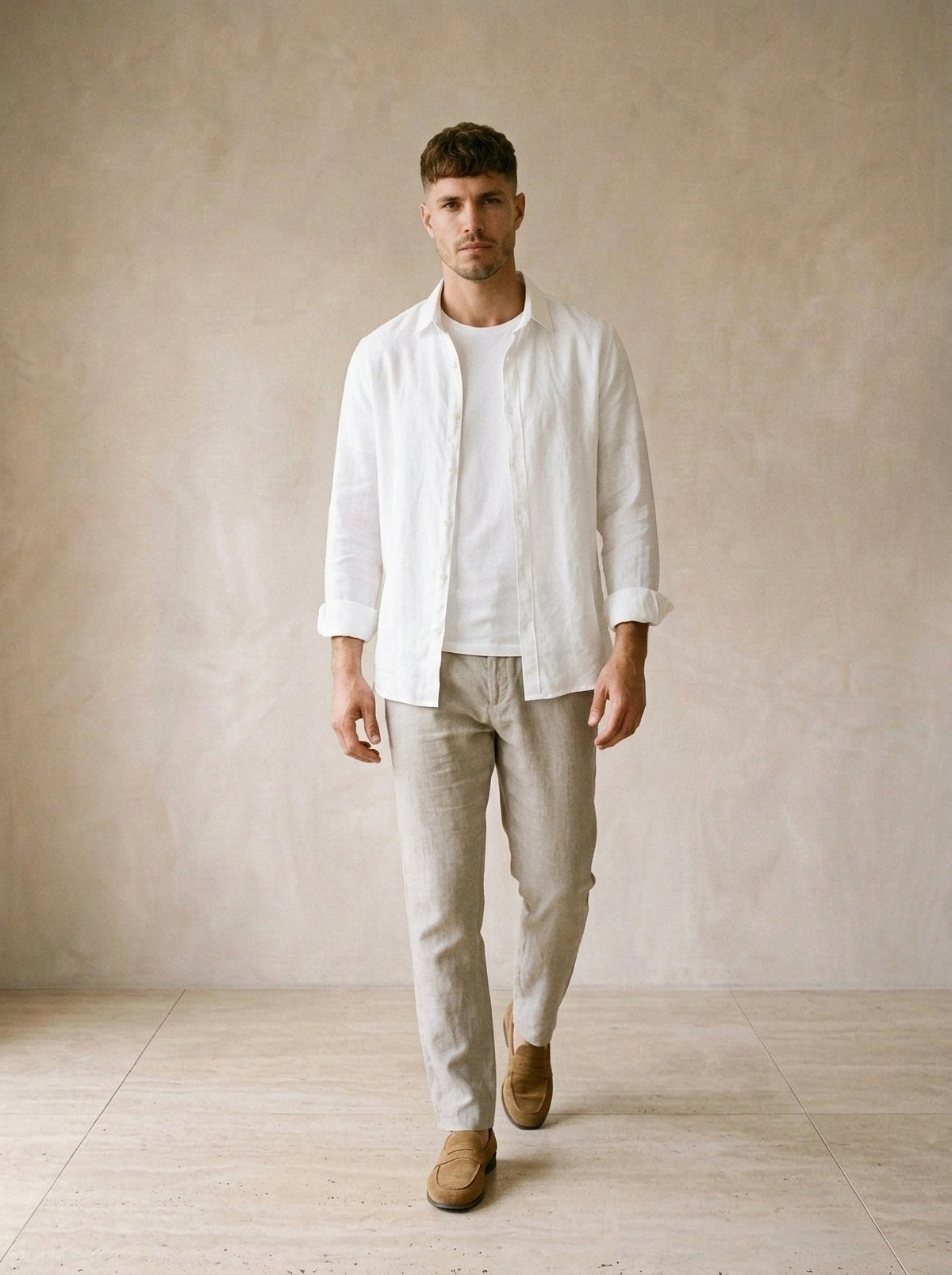 Branco | Camisa de linho Mijas branco – corpo inteiro, modelo caminhando
