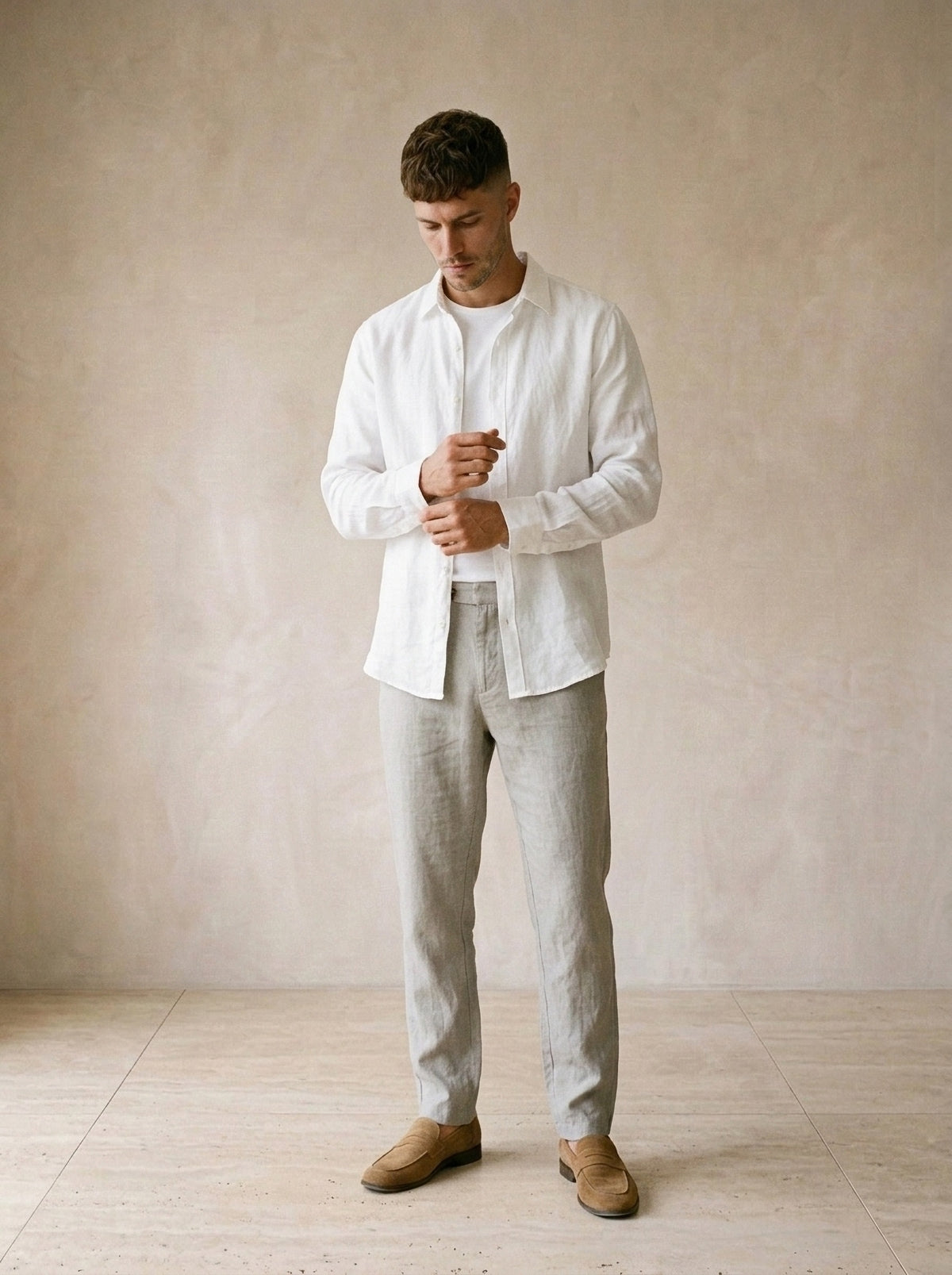 Branco | Camisa de linho Mijas branco – modelo ajustando a manga