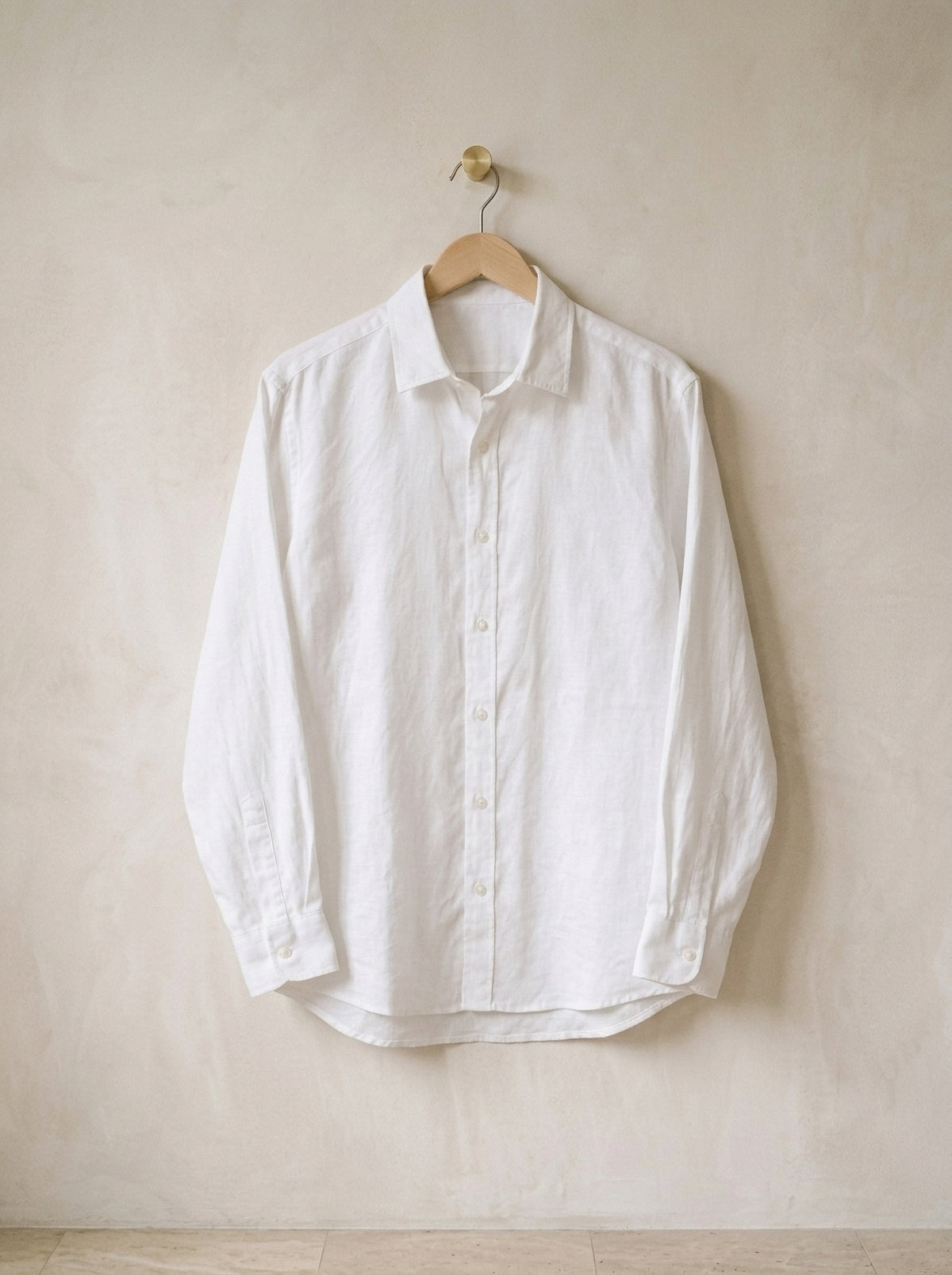 Branco | Camisa de linho Mijas branco – peça sozinha, no cabide de madeira
