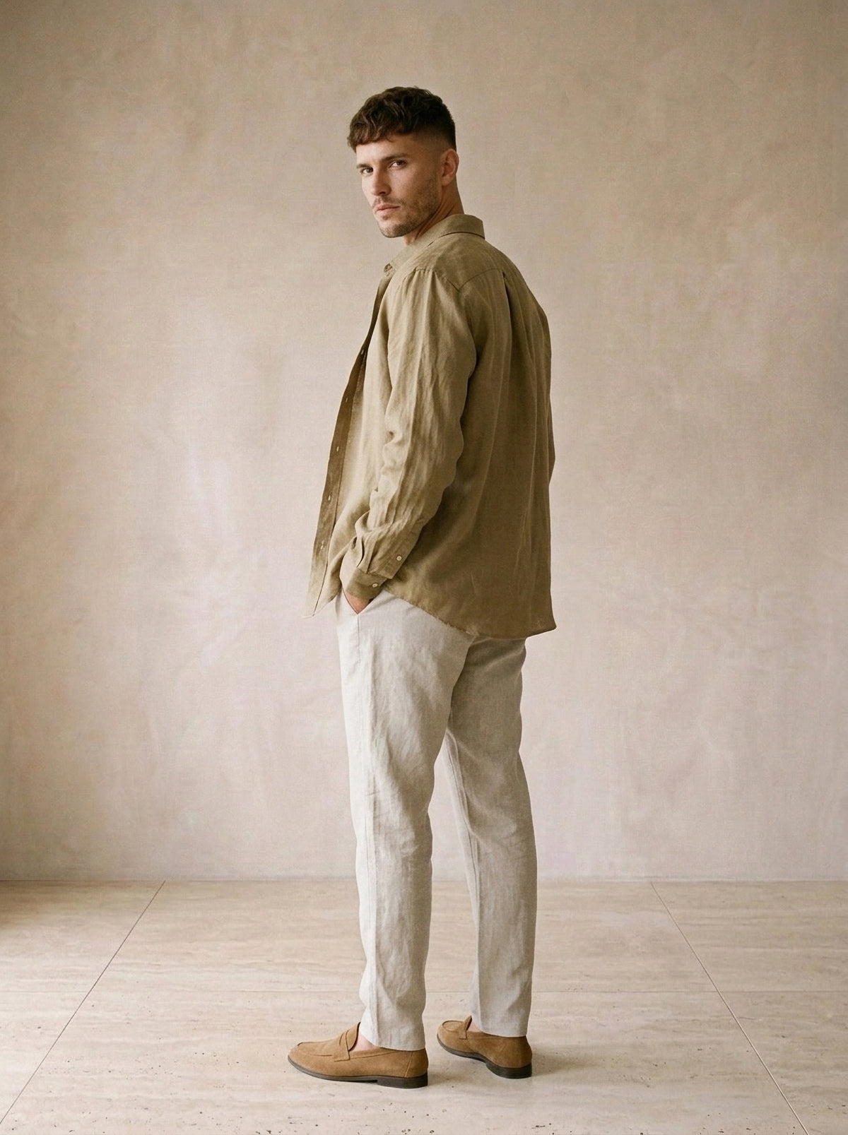 Caqui | Camisa de linho Mijas caqui – costas, olhando por cima do ombro
