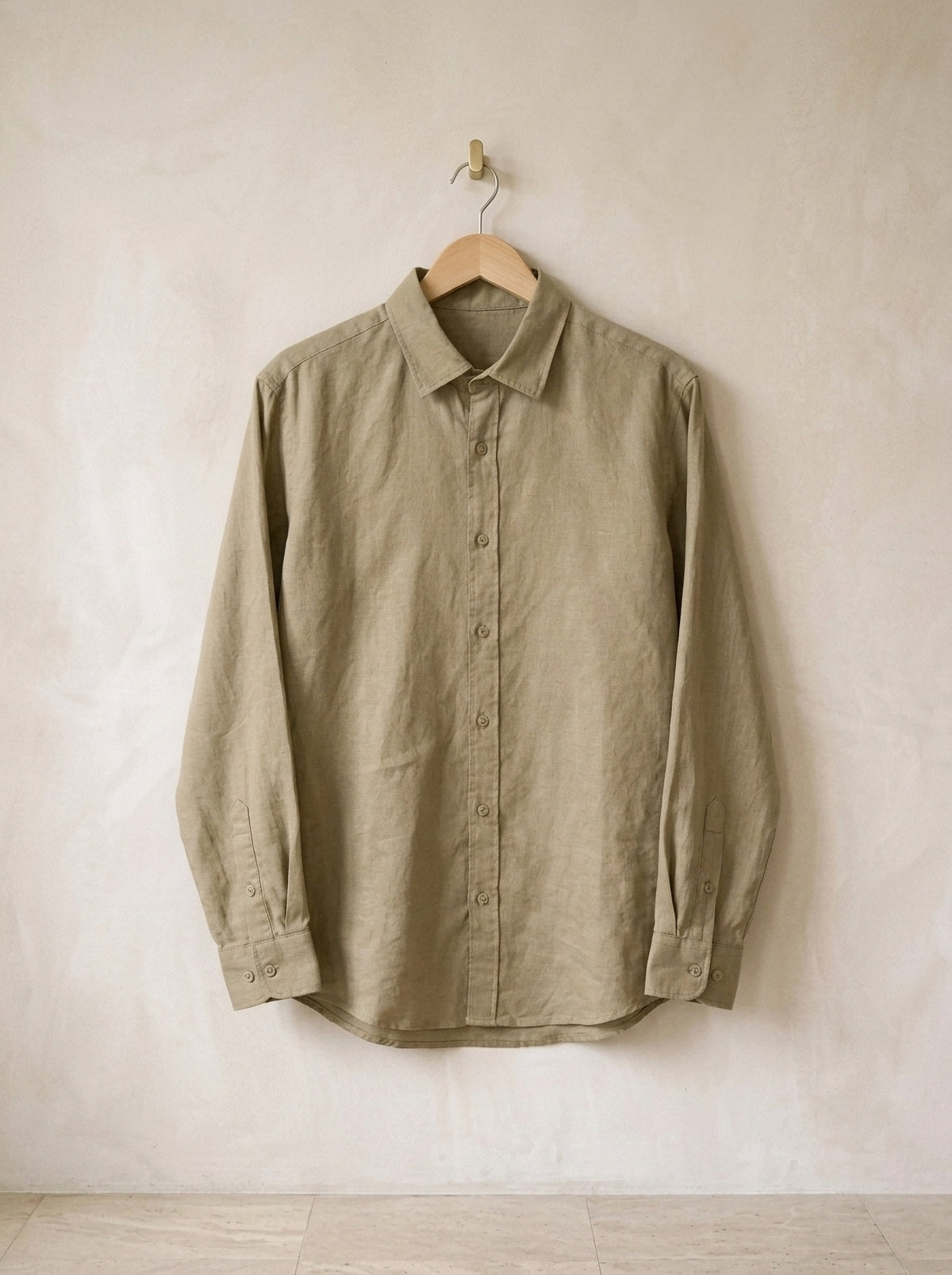 Caqui | Camisa de linho Mijas caqui – peça sozinha, no cabide de madeira