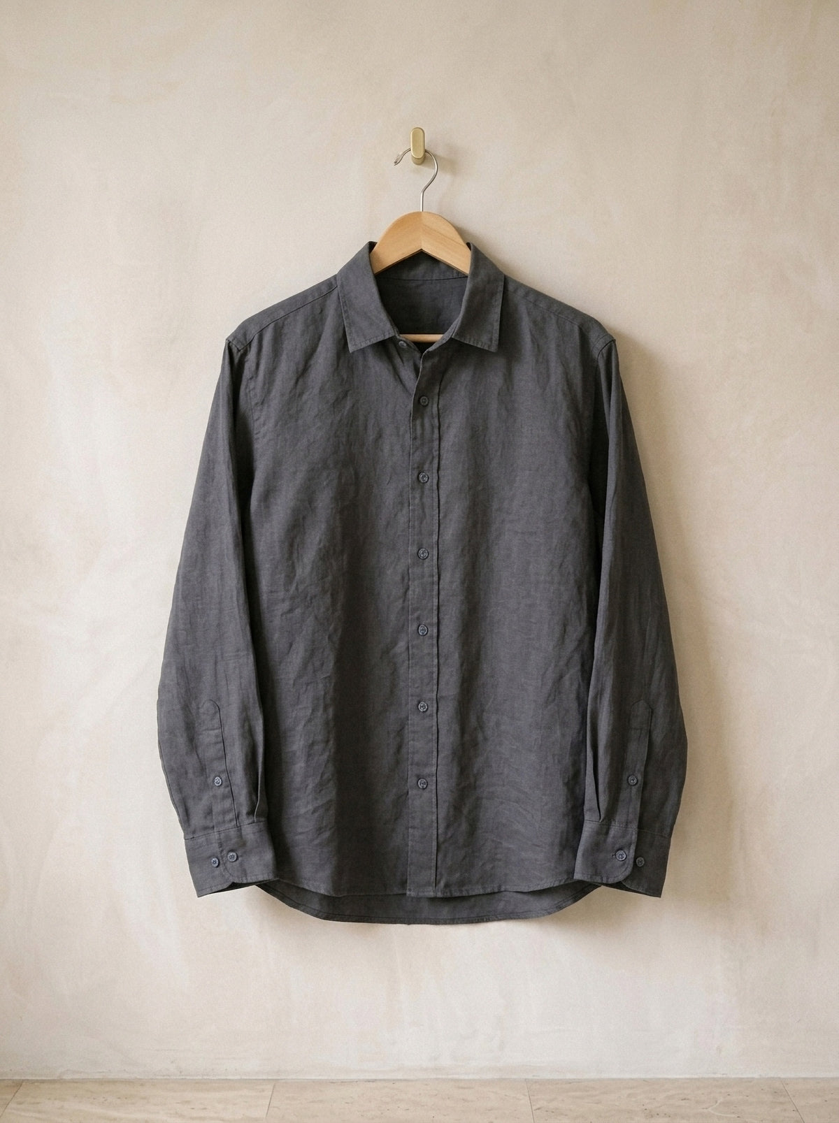 Cinza-escuro | Camisa de linho Mijas cinza-escuro – peça sozinha, no cabide de madeira