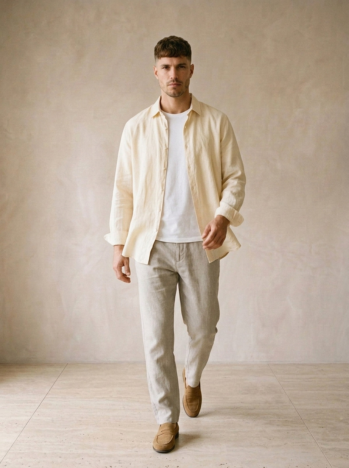 Damasco | Camisa de linho Mijas damasco – corpo inteiro, modelo caminhando