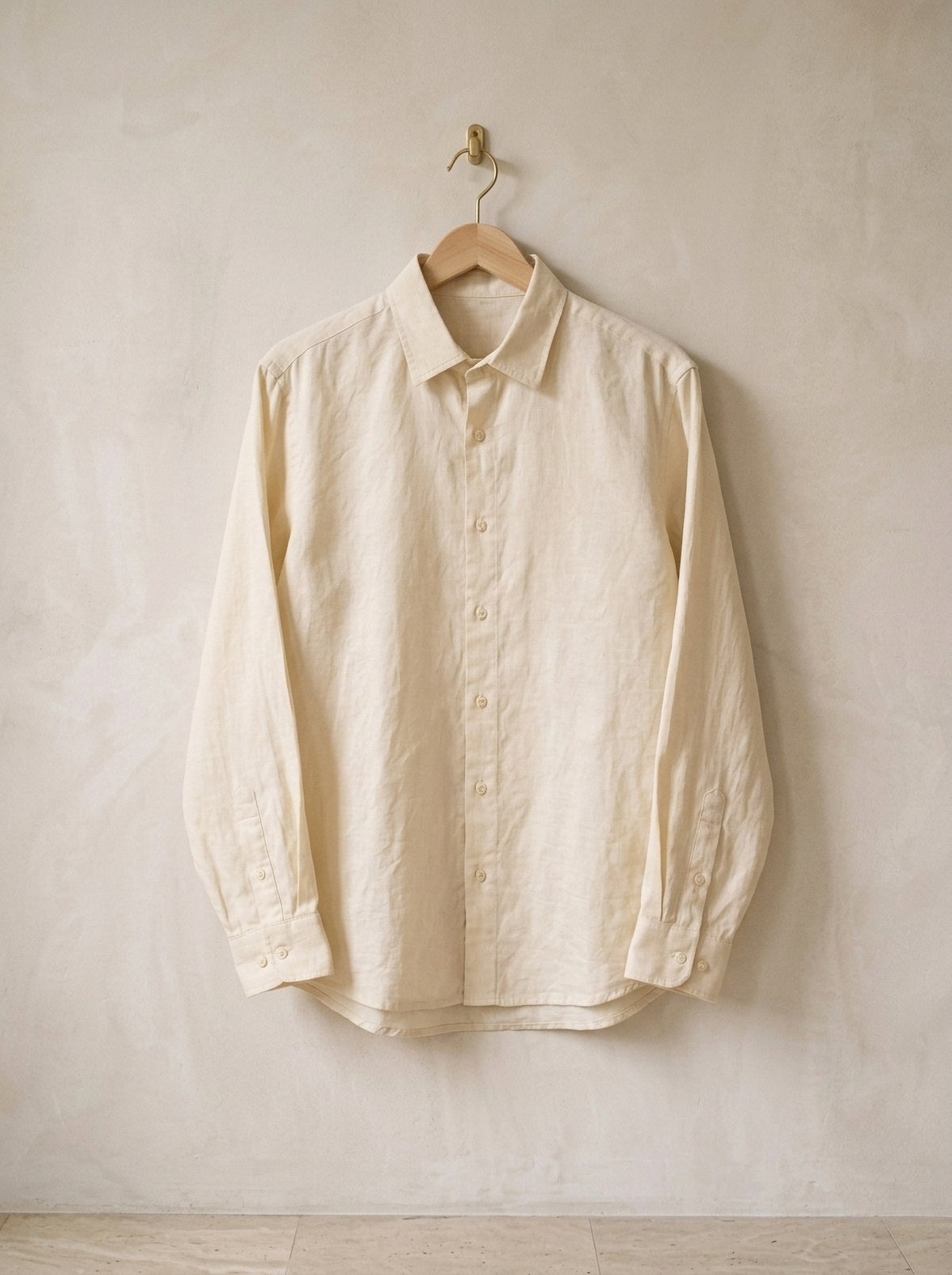 Damasco | Camisa de linho Mijas damasco – peça sozinha, no cabide de madeira