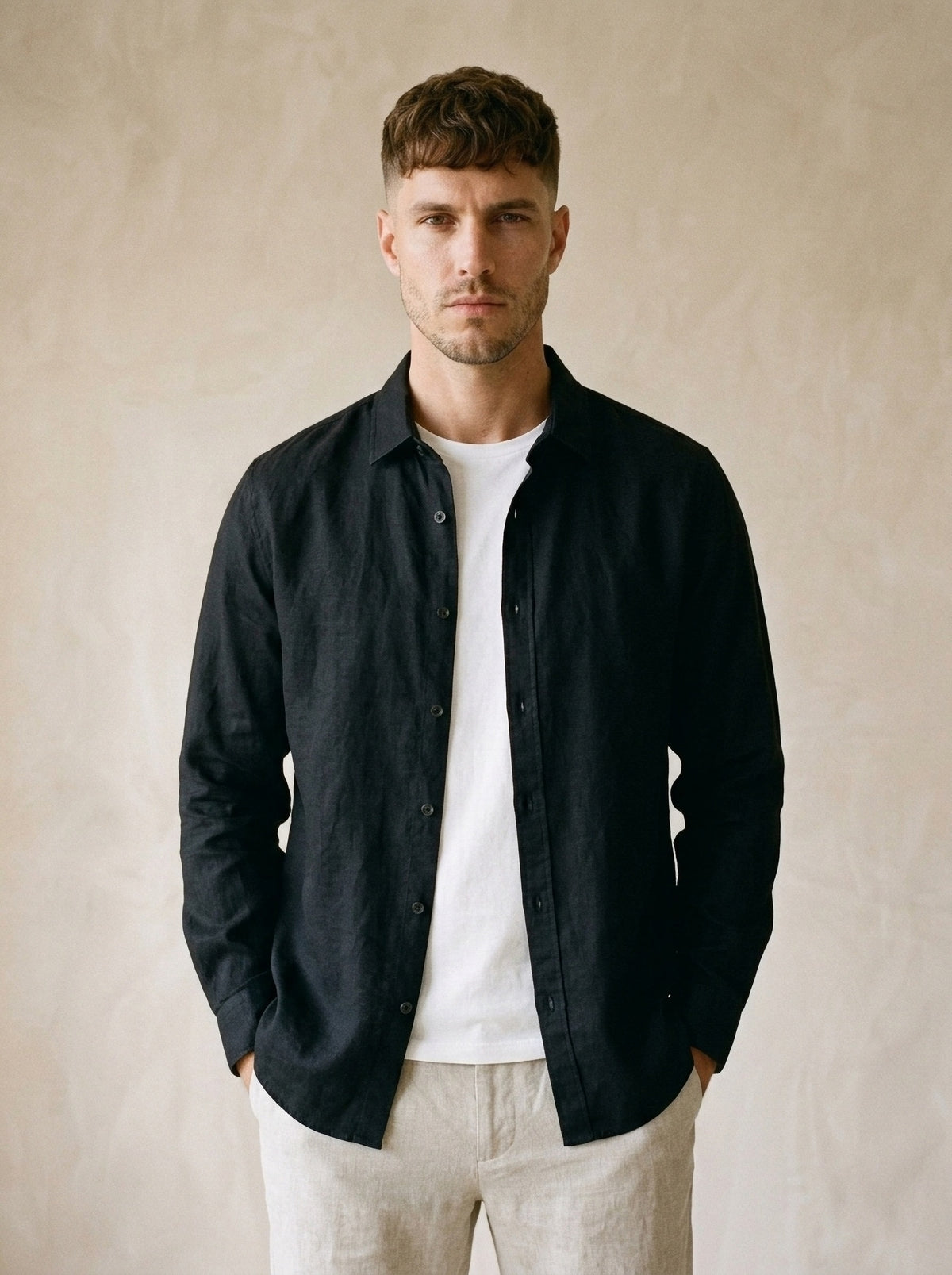 Preto | Camisa de linho Mijas preto – vista de frente, recorte próximo