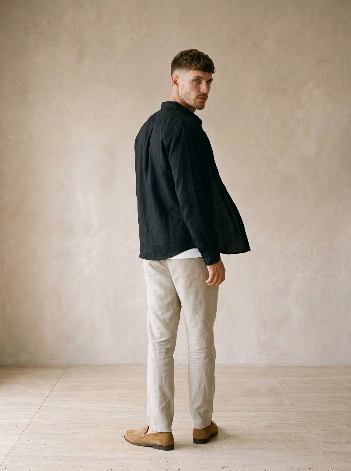 Preto | Camisa de linho Mijas preto – costas, olhando por cima do ombro