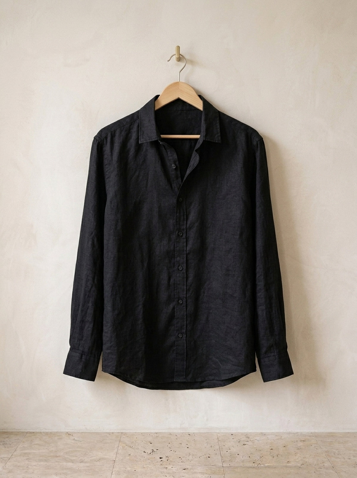 Preto | Camisa de linho Mijas preto – peça sozinha, no cabide de madeira