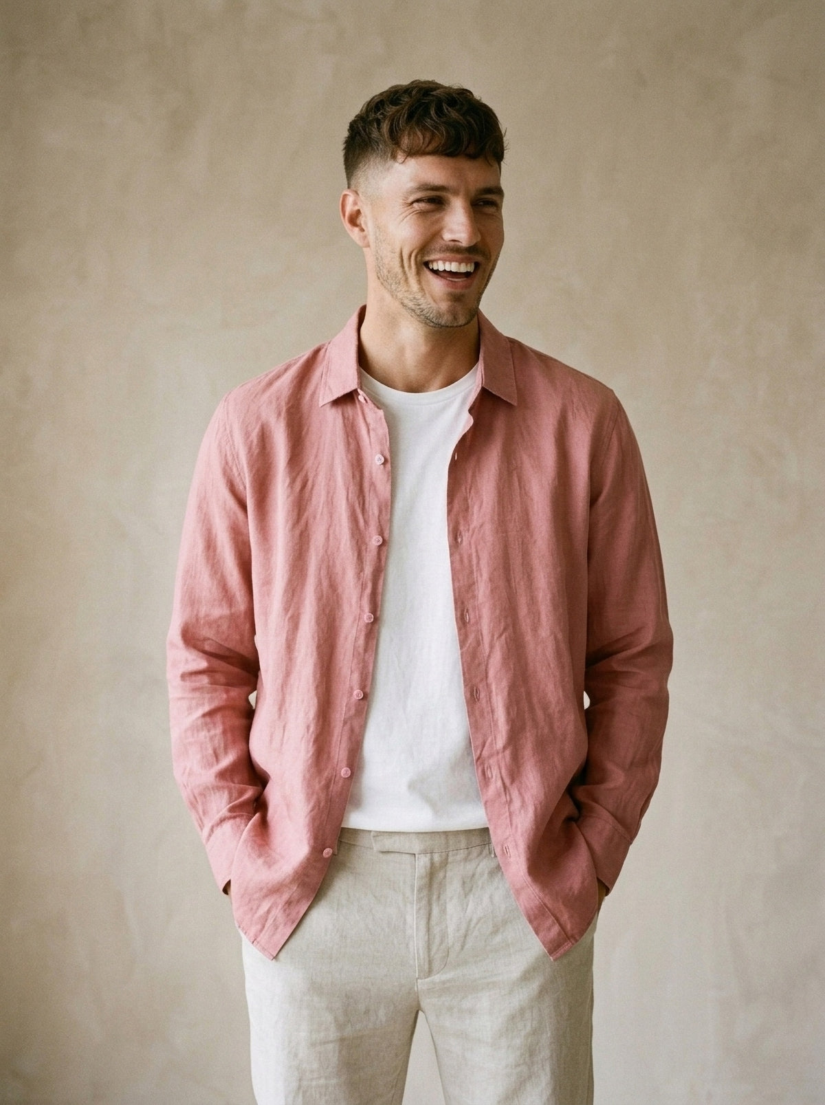 Salmão | Camisa de linho Mijas salmão – modelo sorrindo, recorte médio