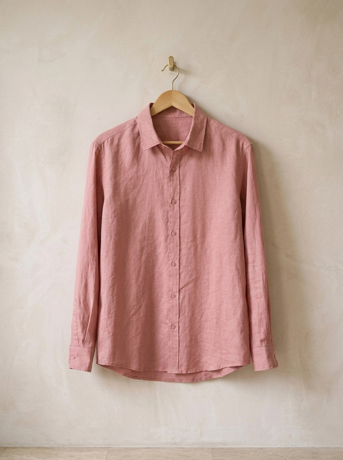 Salmão | Camisa de linho Mijas salmão – peça sozinha, no cabide de madeira