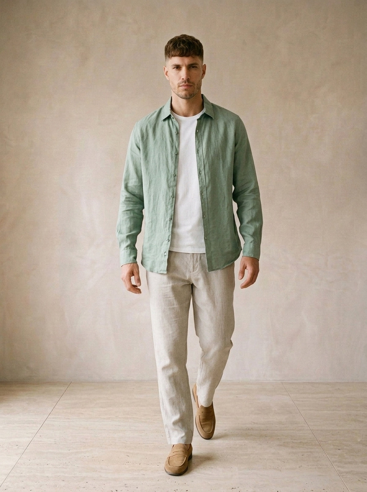 Verde | Camisa de linho Mijas verde – corpo inteiro, modelo caminhando