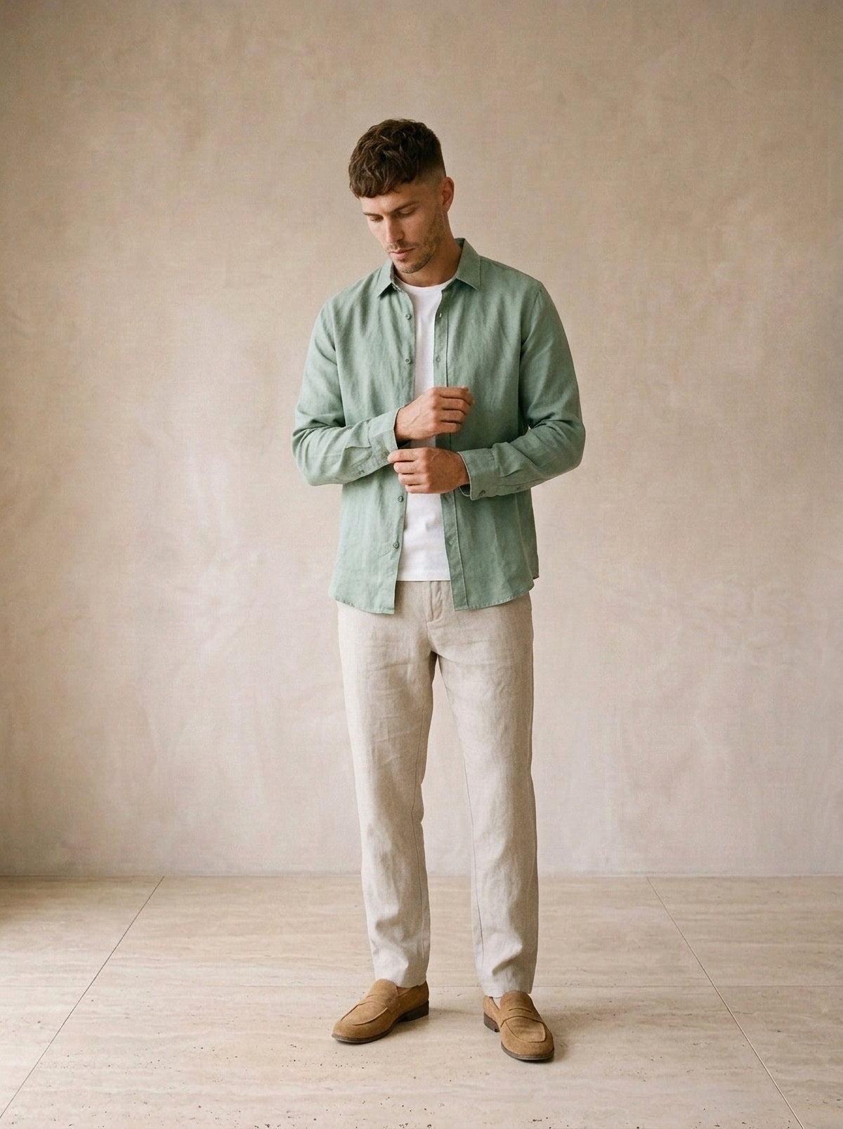 Verde | Camisa de linho Mijas verde – modelo ajustando a manga