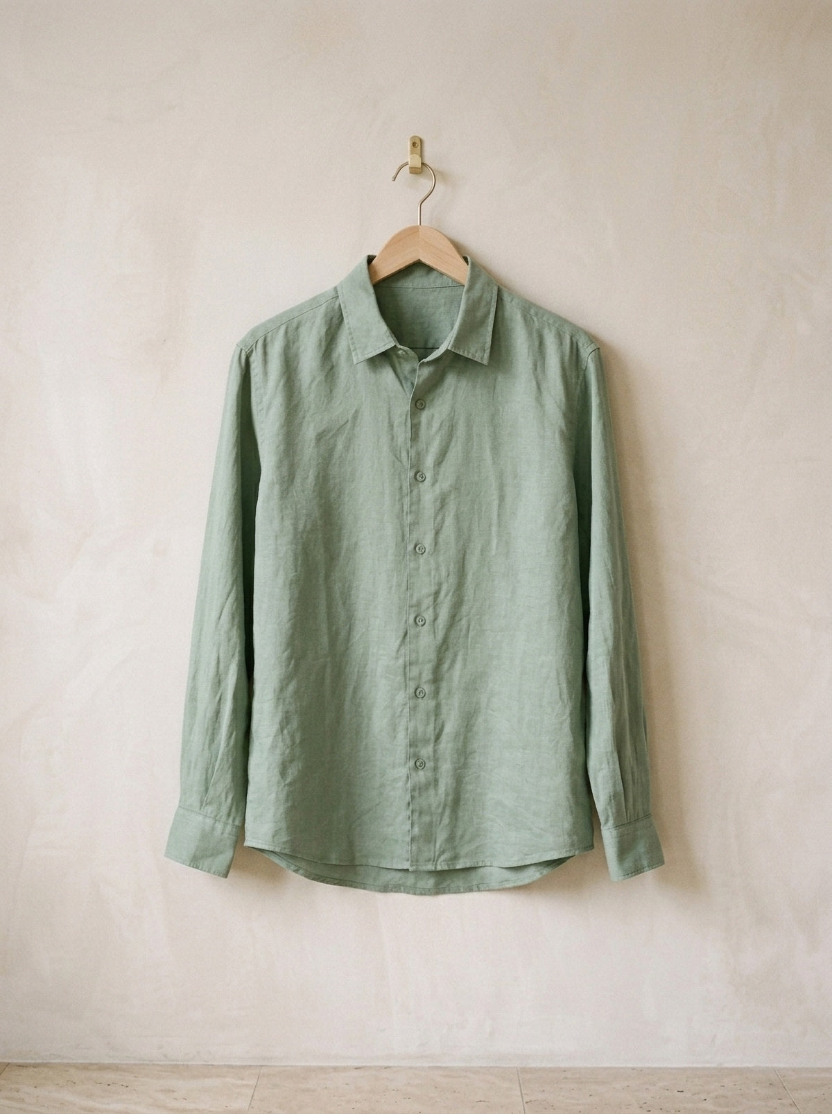 Verde | Camisa de linho Mijas verde – peça sozinha, no cabide de madeira
