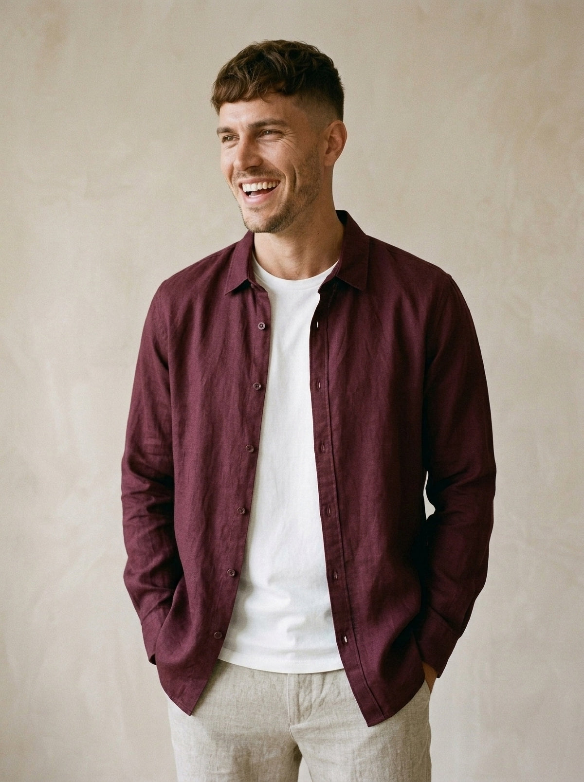 Vinho | Camisa de linho Mijas vinho – modelo sorrindo, recorte médio