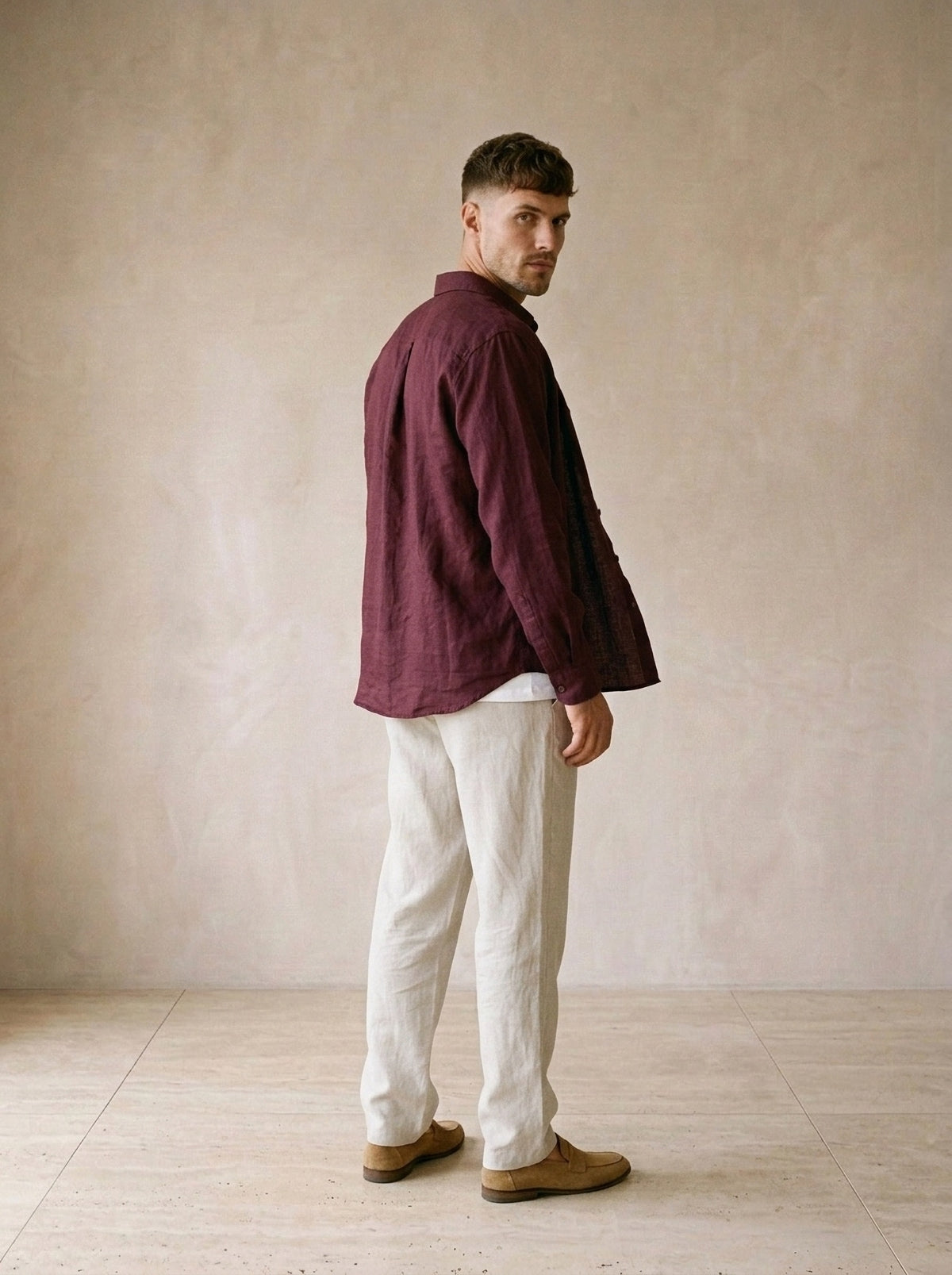 Vinho | Camisa de linho Mijas vinho – costas, olhando por cima do ombro