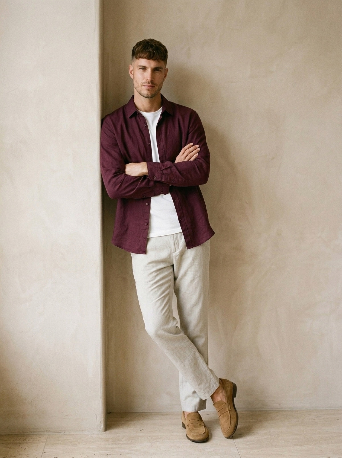 Vinho | Camisa de linho Mijas vinho – modelo encostado na parede