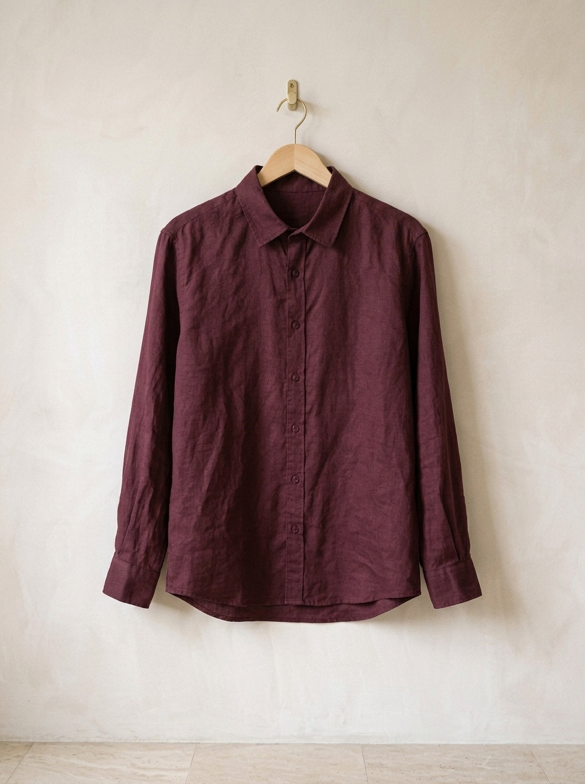 Vinho | Camisa de linho Mijas vinho – peça sozinha, no cabide de madeira
