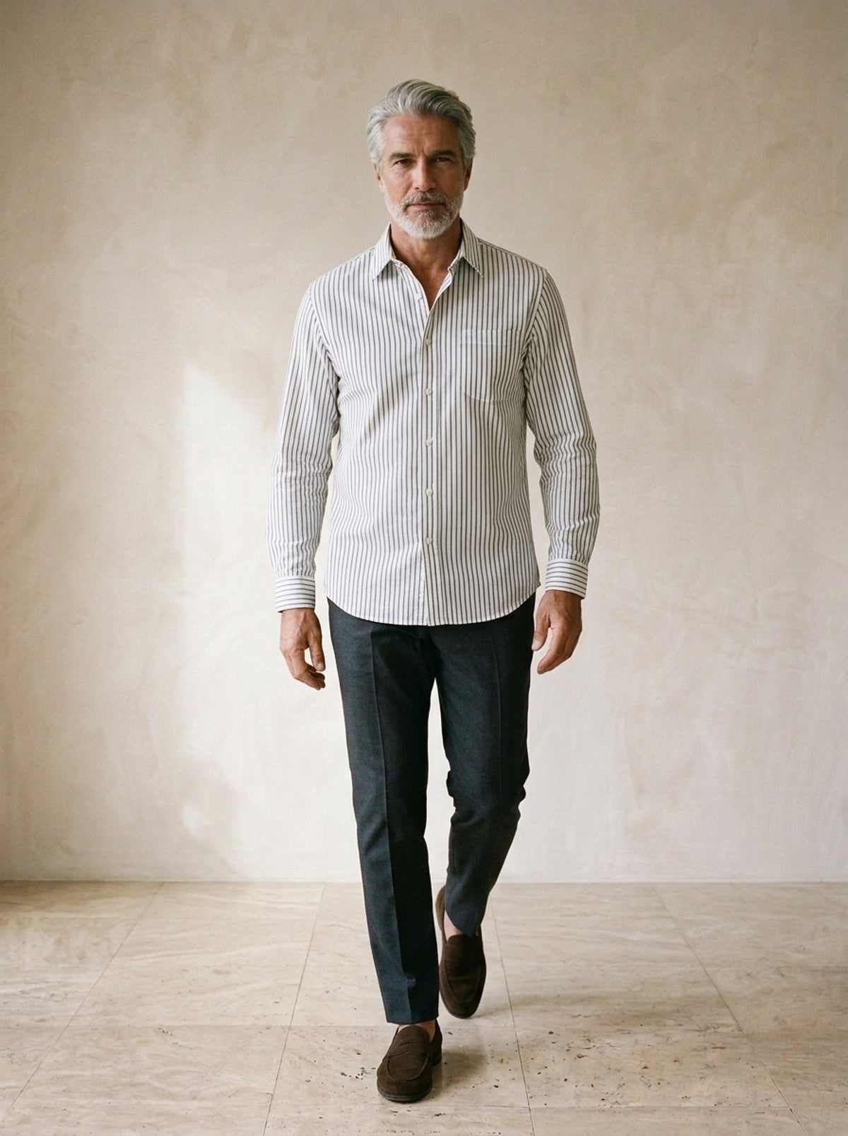 Azul-marinho | Camisa de listras finas Milão azul-marinho – corpo inteiro, modelo caminhando