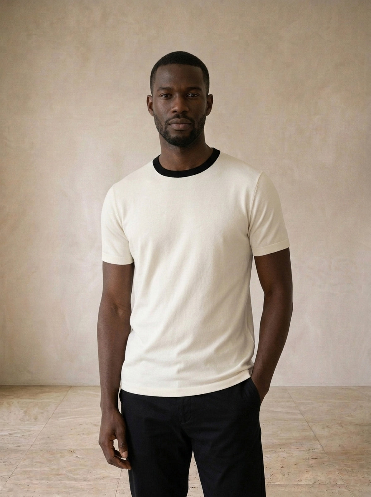 Branco | Camiseta slim com gola contrastante Modena branco – vista de frente, recorte próximo