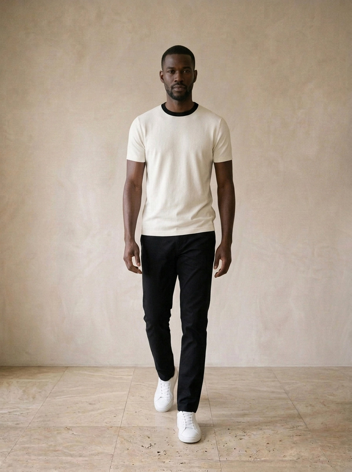 Branco | Camiseta slim com gola contrastante Modena branco – corpo inteiro, modelo caminhando