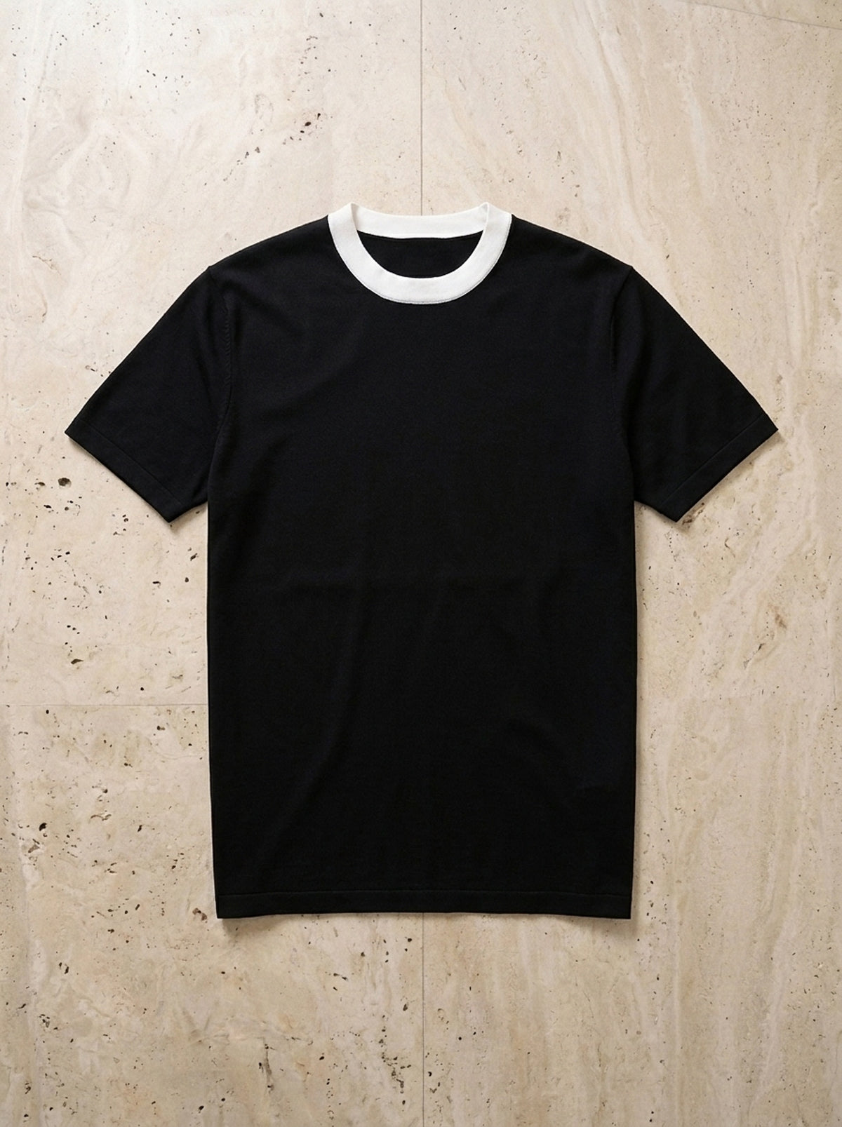 Preto | Camiseta slim com gola contrastante Modena preto – peça sozinha vista de cima