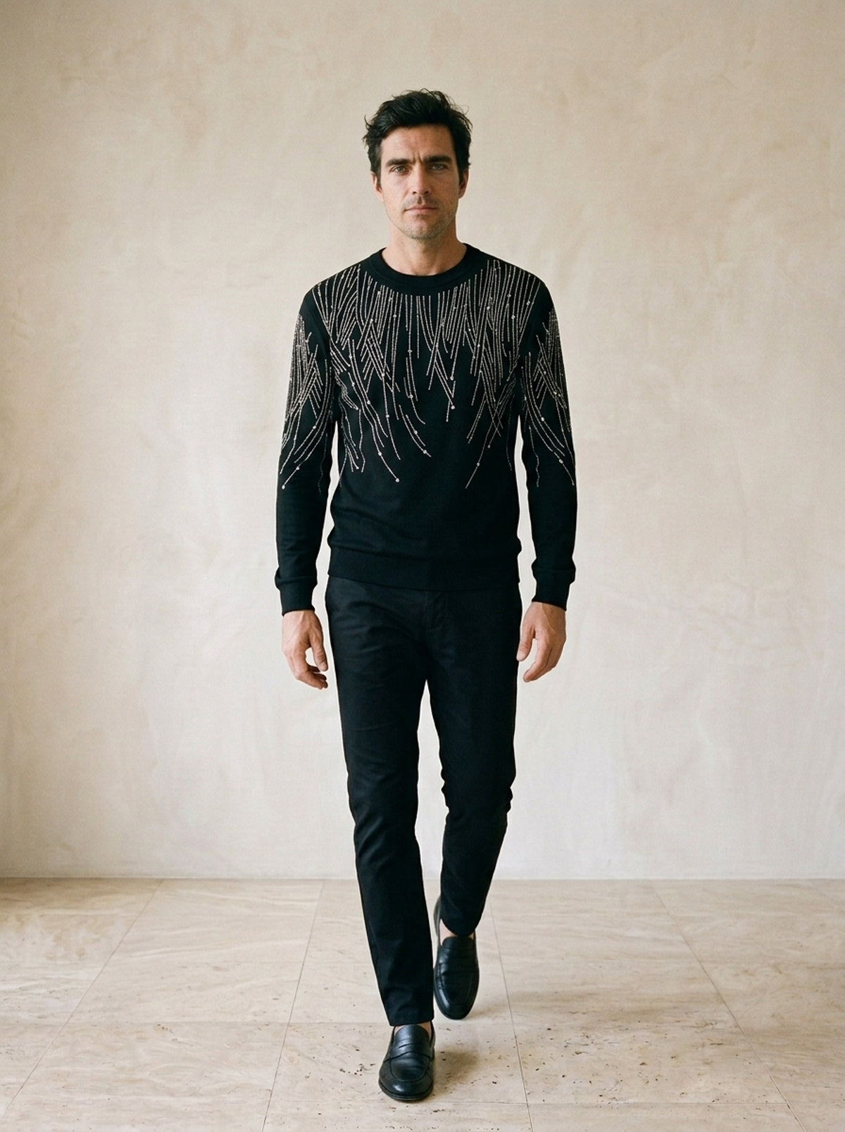 Suéter com strass Modica – corpo inteiro, modelo caminhando