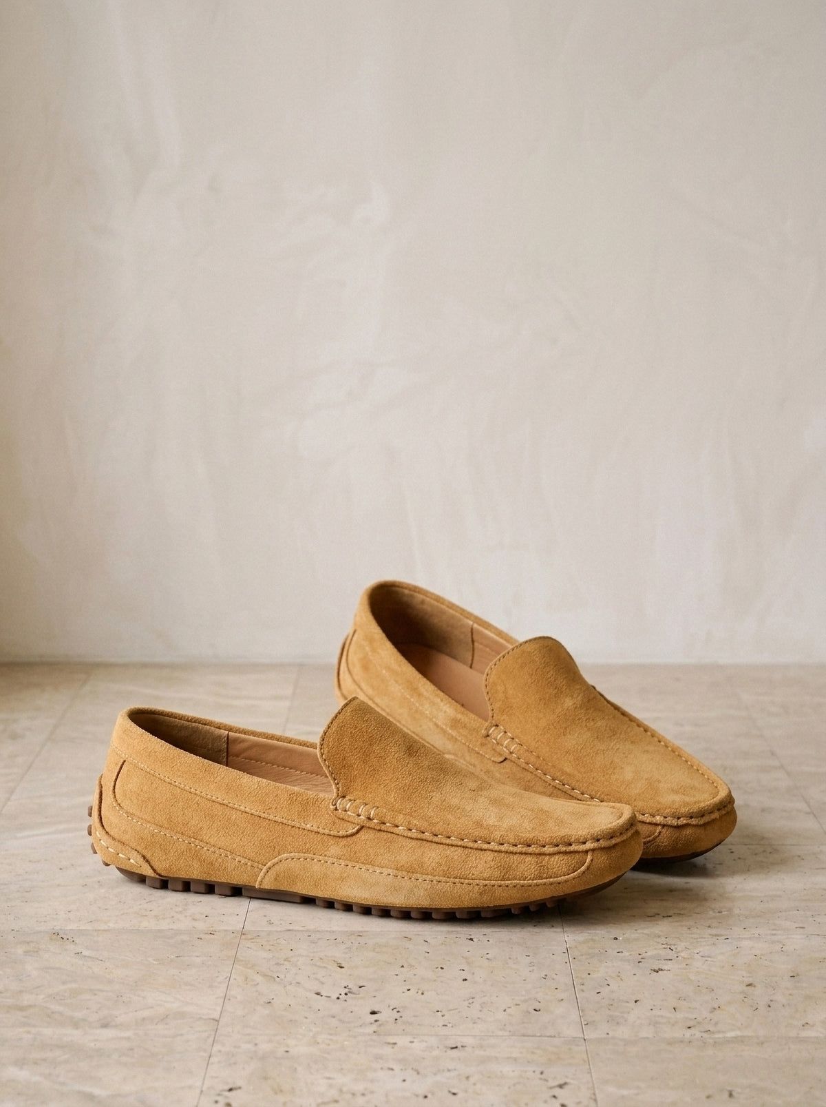 Marrom-claro | Mocassim de camurça Monemvasia marrom-claro – par de lado, foto de produto
