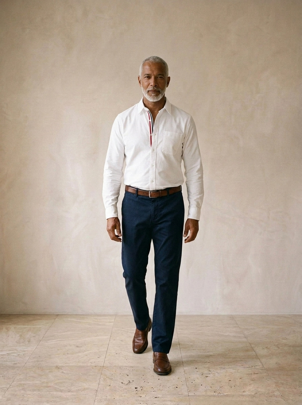 Camisa oxford manga longa Montalcino branco – corpo inteiro, modelo caminhando