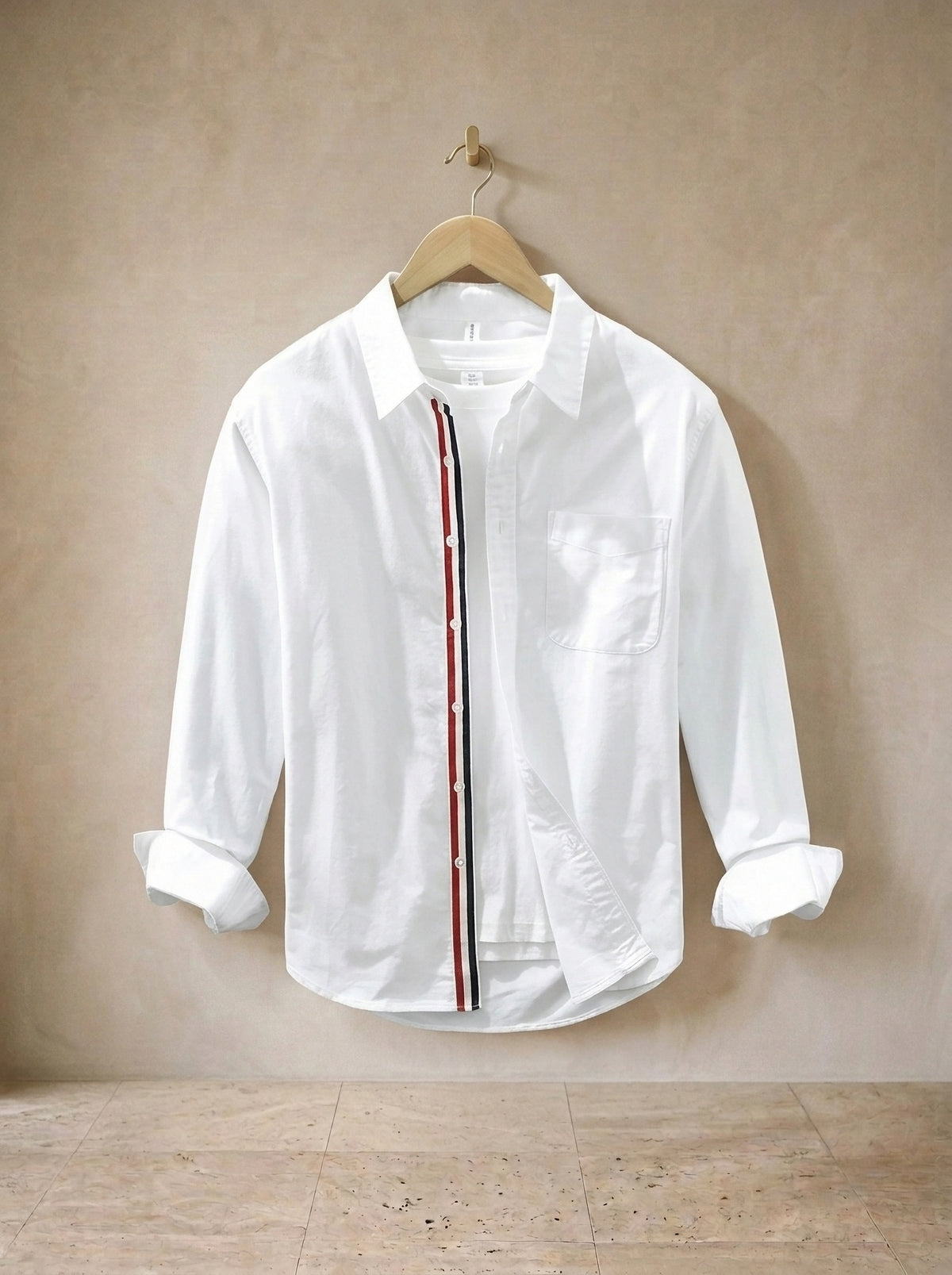 Camisa oxford manga longa Montalcino branco – peça sozinha, no cabide de madeira
