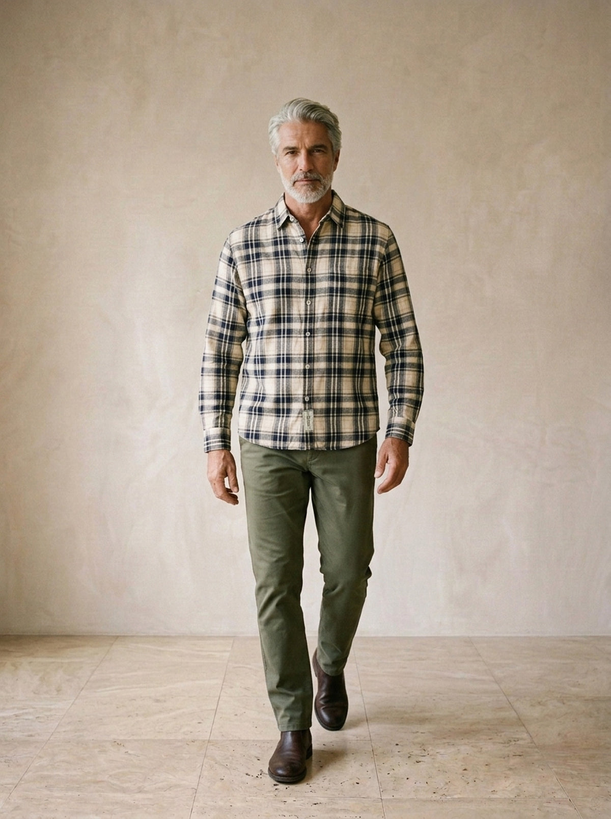 Camisa xadrez Montreux – corpo inteiro, modelo caminhando