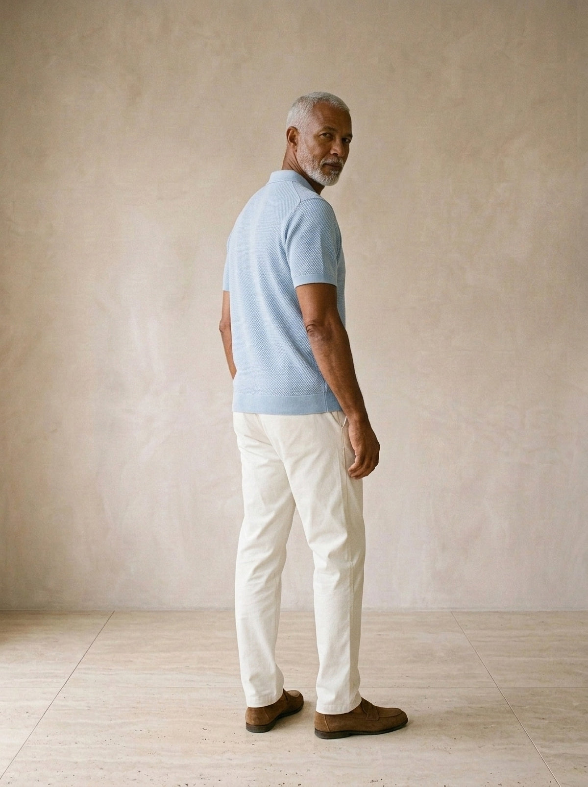 Azul-claro | Camisa polo de tricot slim Mulhouse azul-claro – costas, olhando por cima do ombro
