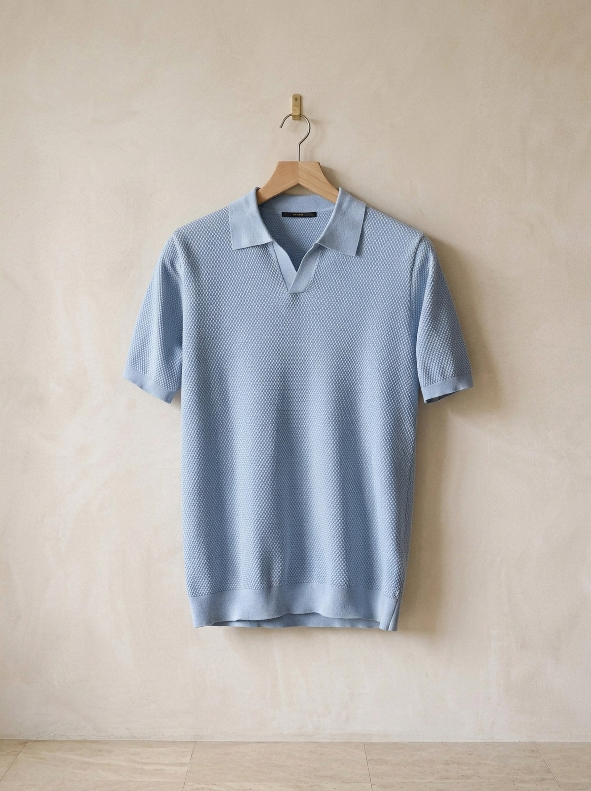 Azul-claro | Camisa polo de tricot slim Mulhouse azul-claro – peça sozinha, no cabide de madeira