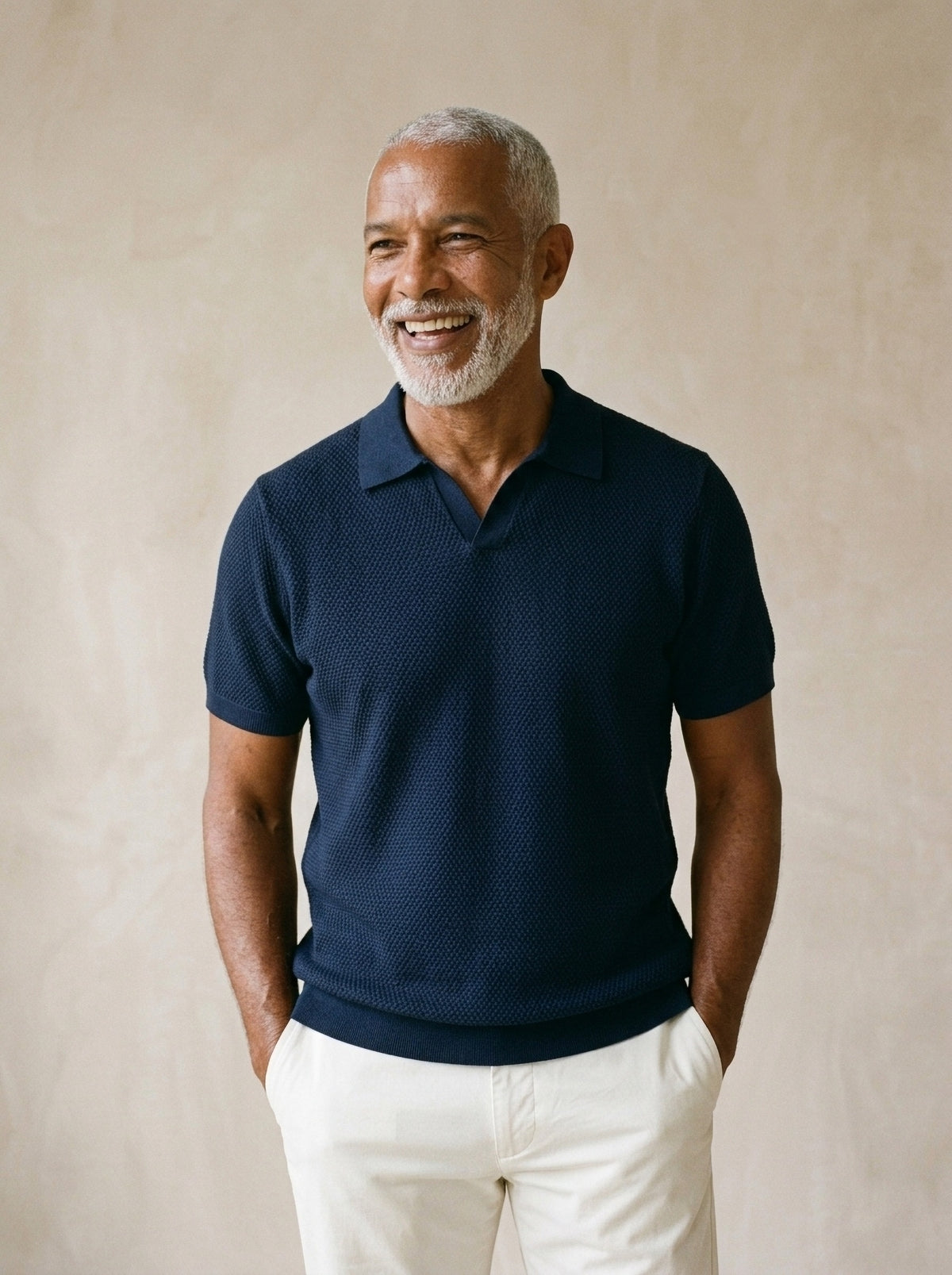 Azul-marinho | Camisa polo de tricot slim Mulhouse azul-marinho – modelo sorrindo, recorte médio