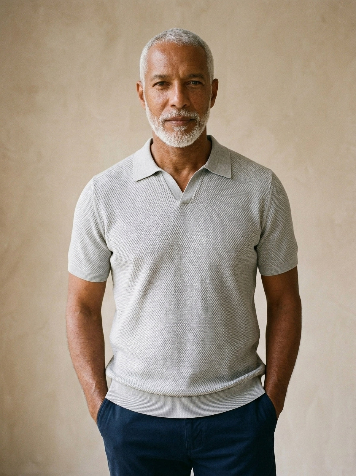Cinza | Camisa polo de tricot slim Mulhouse cinza – vista de frente, recorte próximo