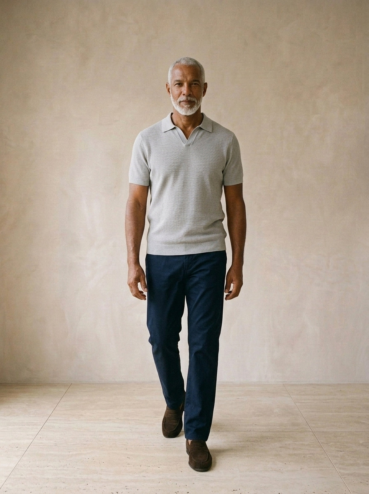 Cinza | Camisa polo de tricot slim Mulhouse cinza – corpo inteiro, modelo caminhando