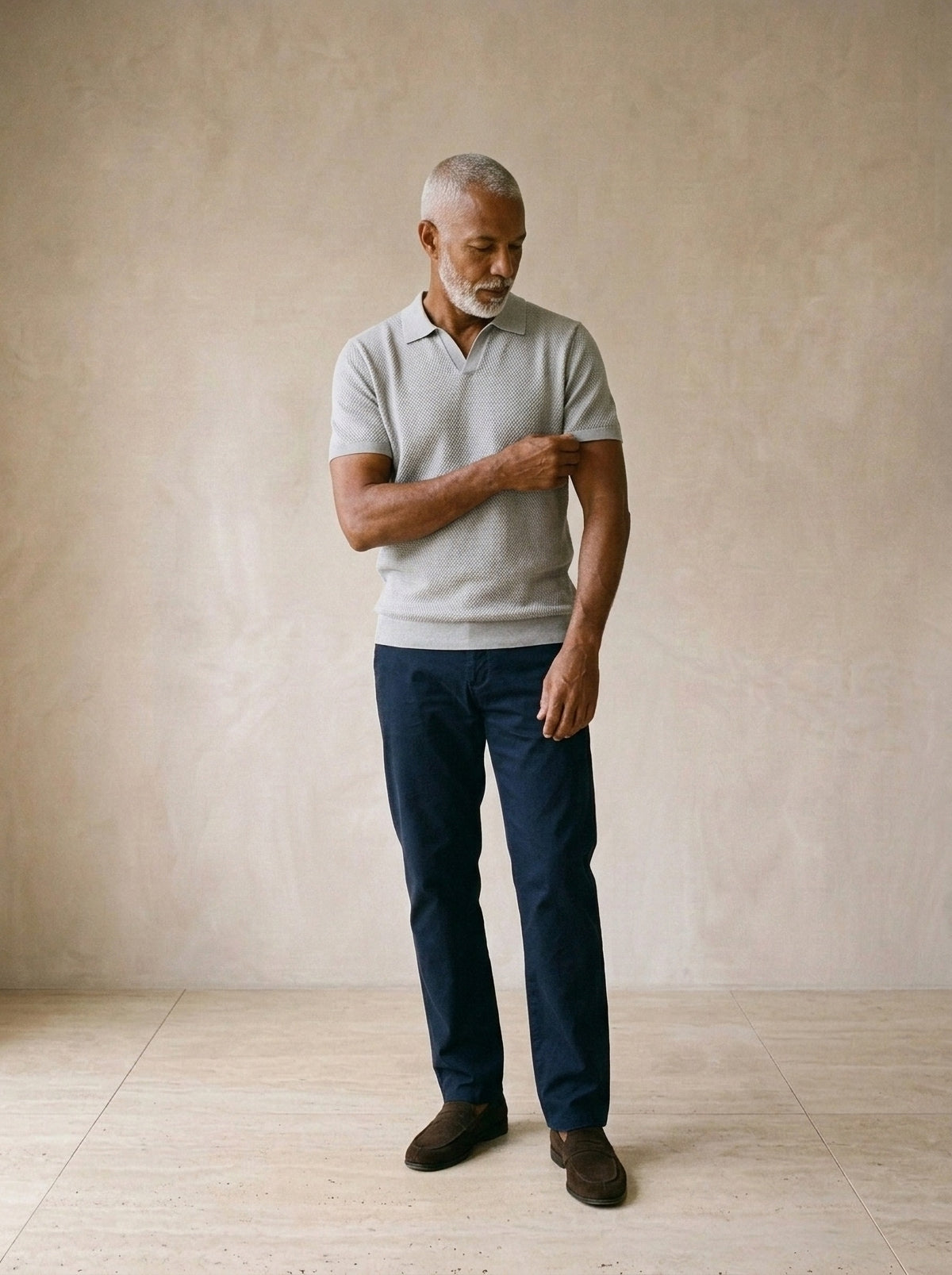 Cinza | Camisa polo de tricot slim Mulhouse cinza – modelo ajustando a gola