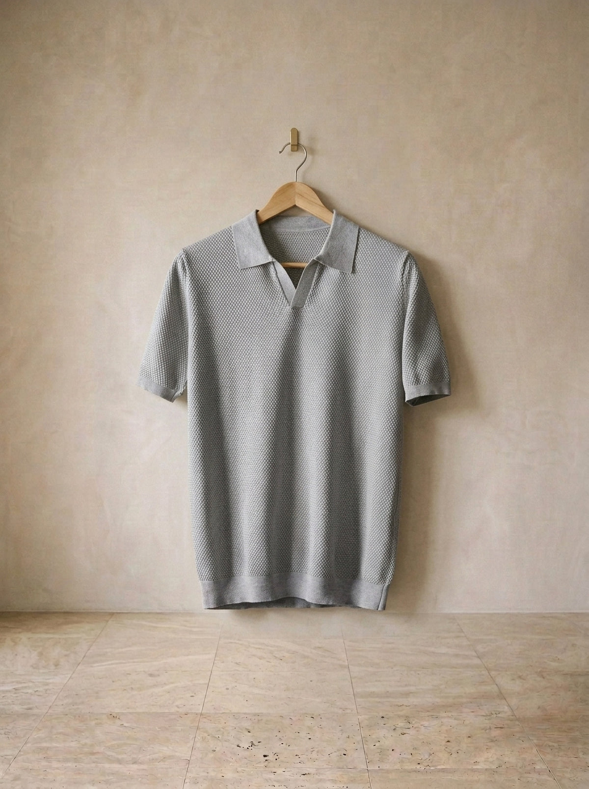 Cinza | Camisa polo de tricot slim Mulhouse cinza – peça sozinha, no cabide de madeira