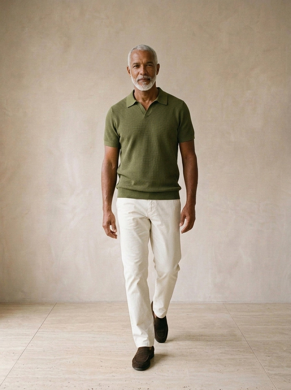 Verde | Camisa polo de tricot slim Mulhouse verde – corpo inteiro, modelo caminhando