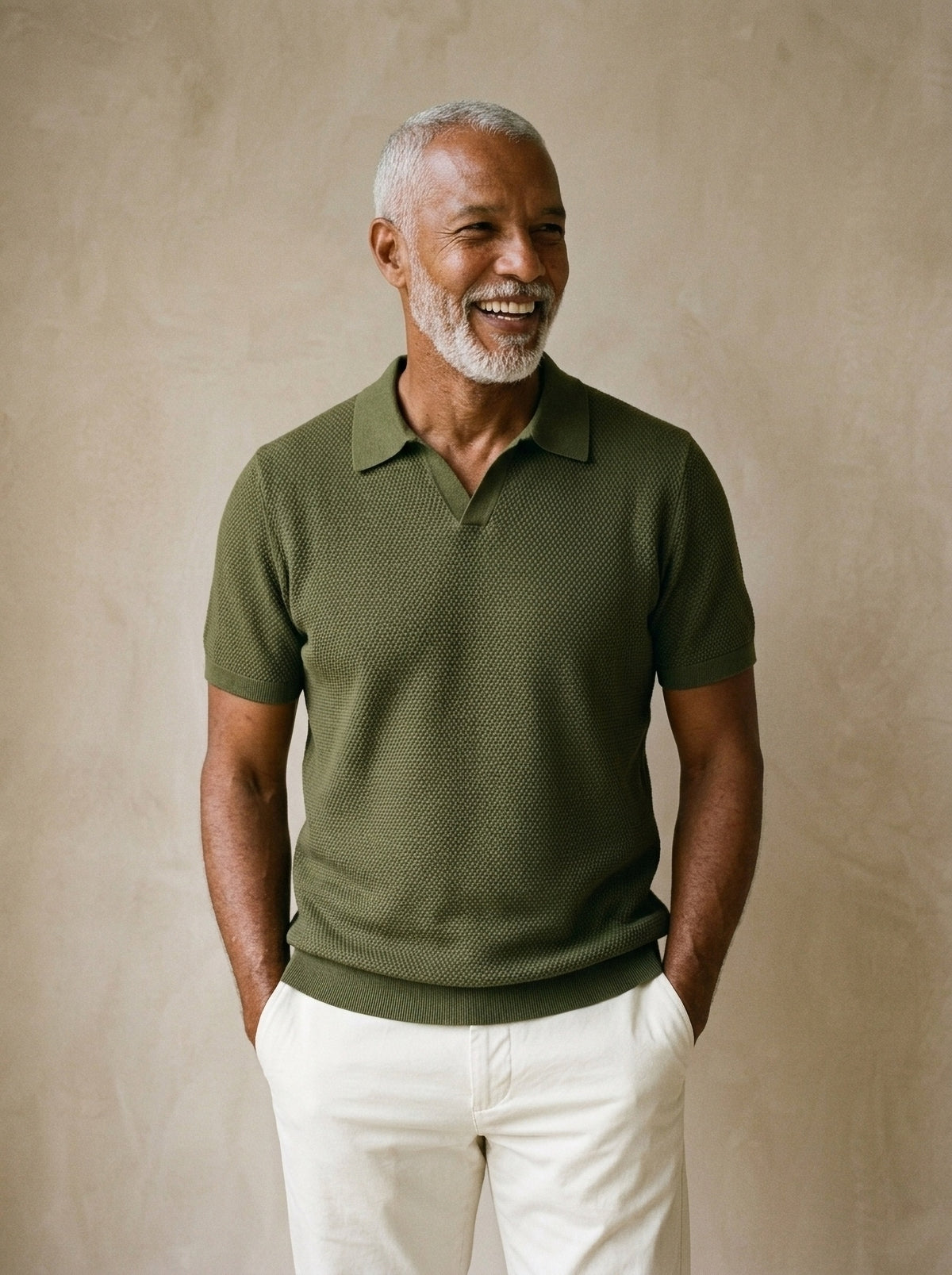 Verde | Camisa polo de tricot slim Mulhouse verde – modelo sorrindo, recorte médio