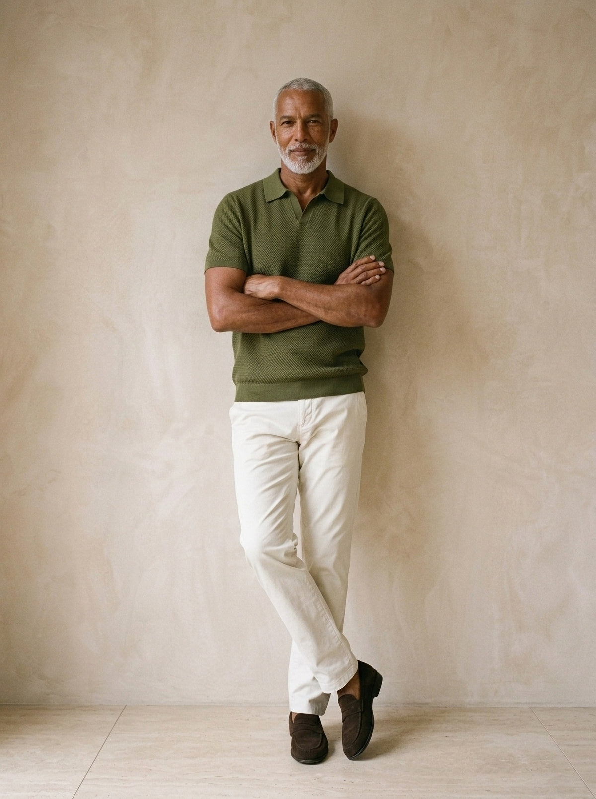 Verde | Camisa polo de tricot slim Mulhouse verde – modelo encostado na parede