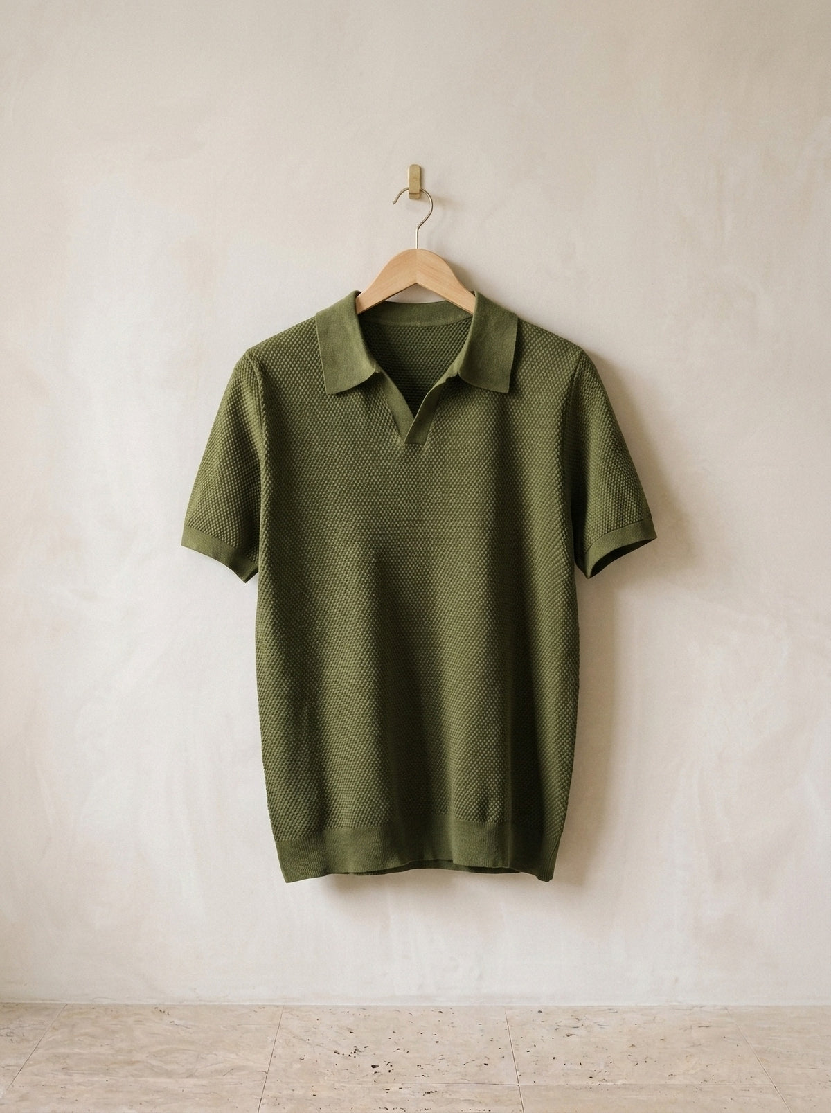 Verde | Camisa polo de tricot slim Mulhouse verde – peça sozinha, no cabide de madeira