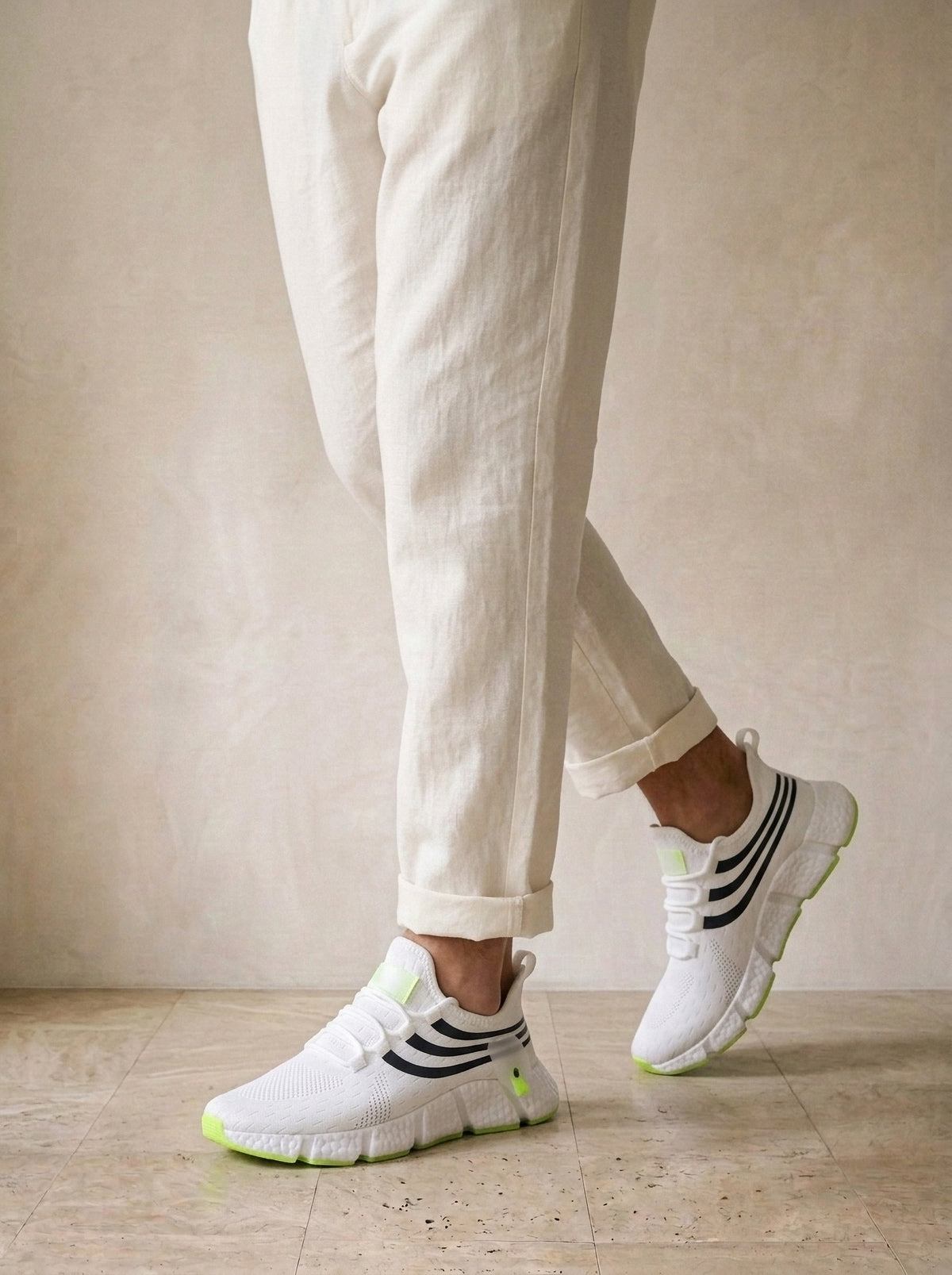 Branco | Tênis esportivo Mürren branco – nos pés, caminhando