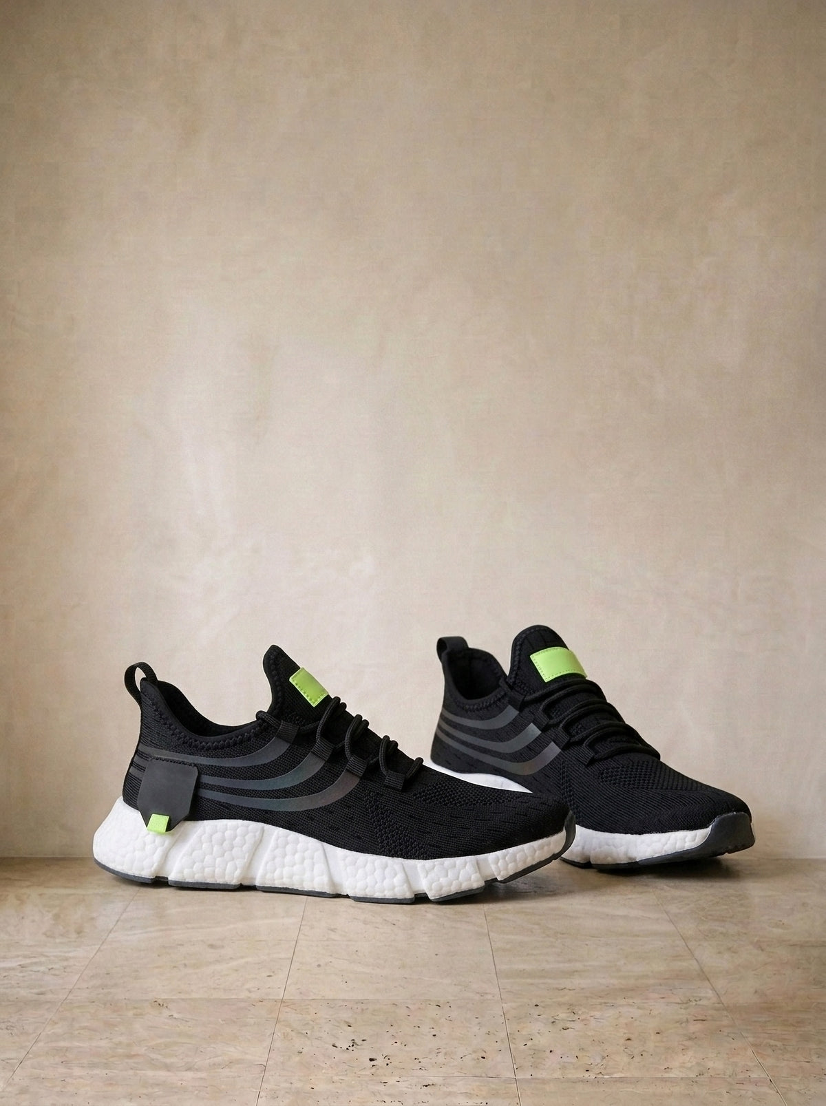 Preto | Tênis esportivo Mürren preto – par de lado, foto de produto